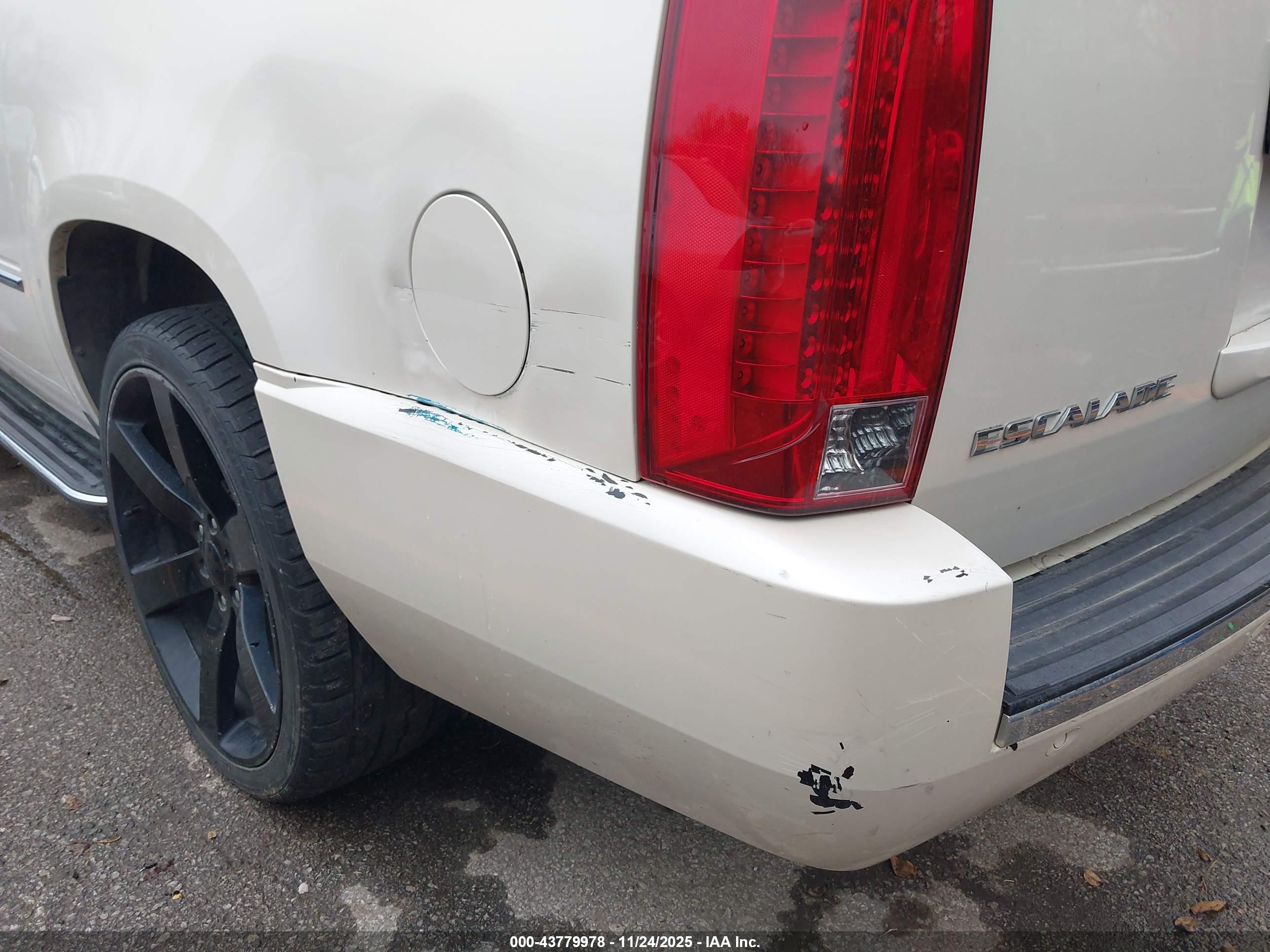 CADILLAC ESCALADE image 6