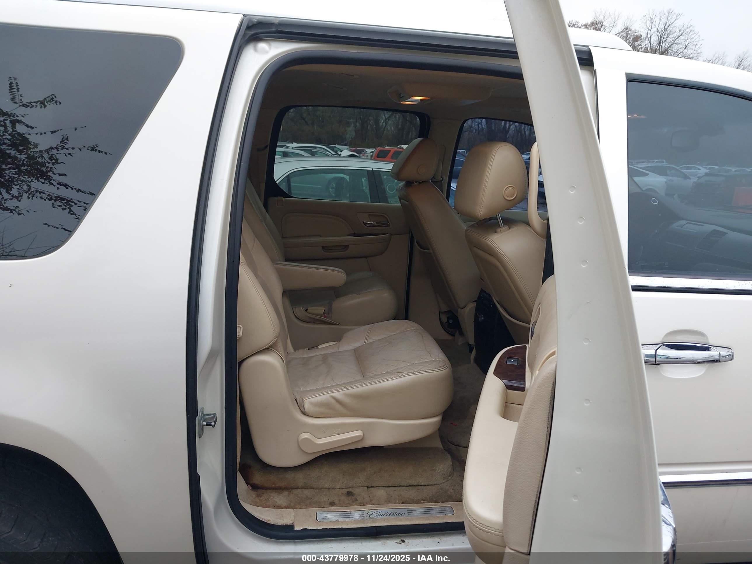 CADILLAC ESCALADE image 8
