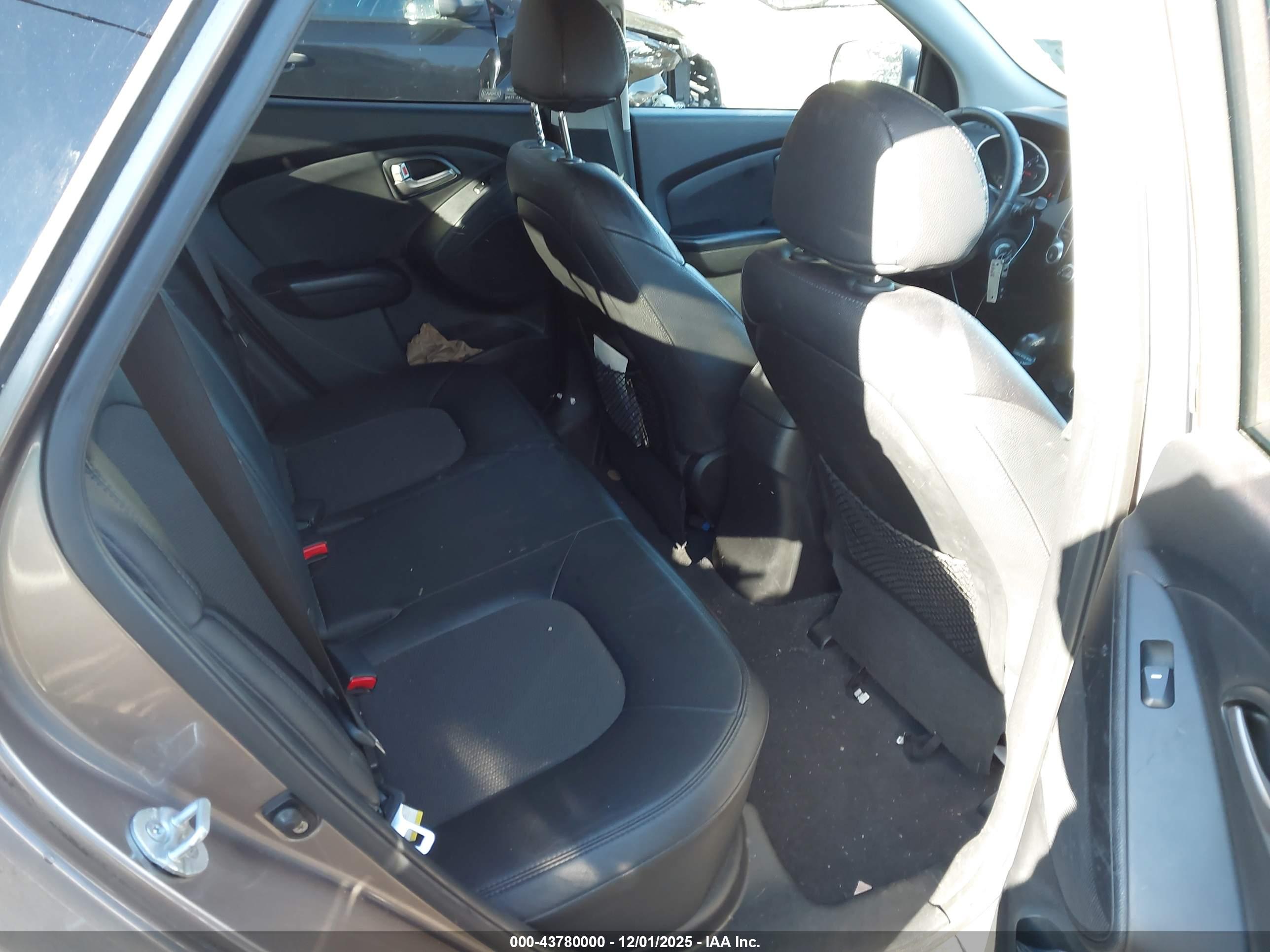 HYUNDAI TUCSON image 8