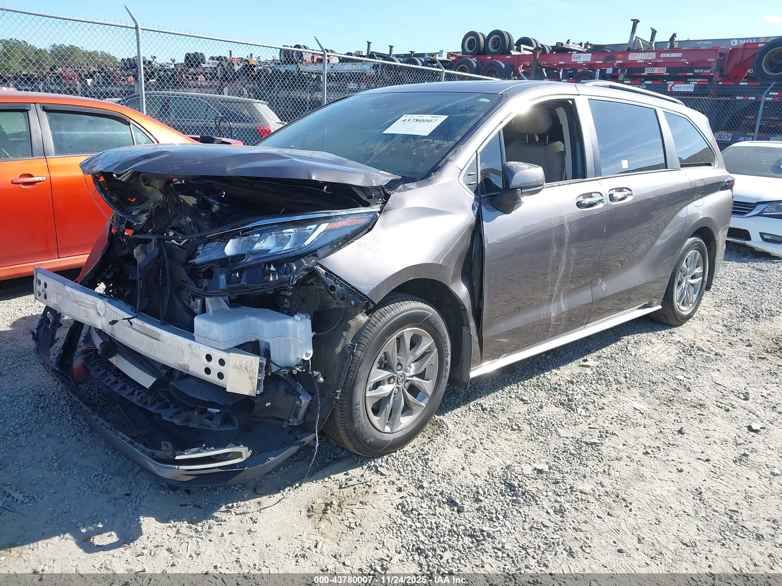 TOYOTA SIENNA image 2
