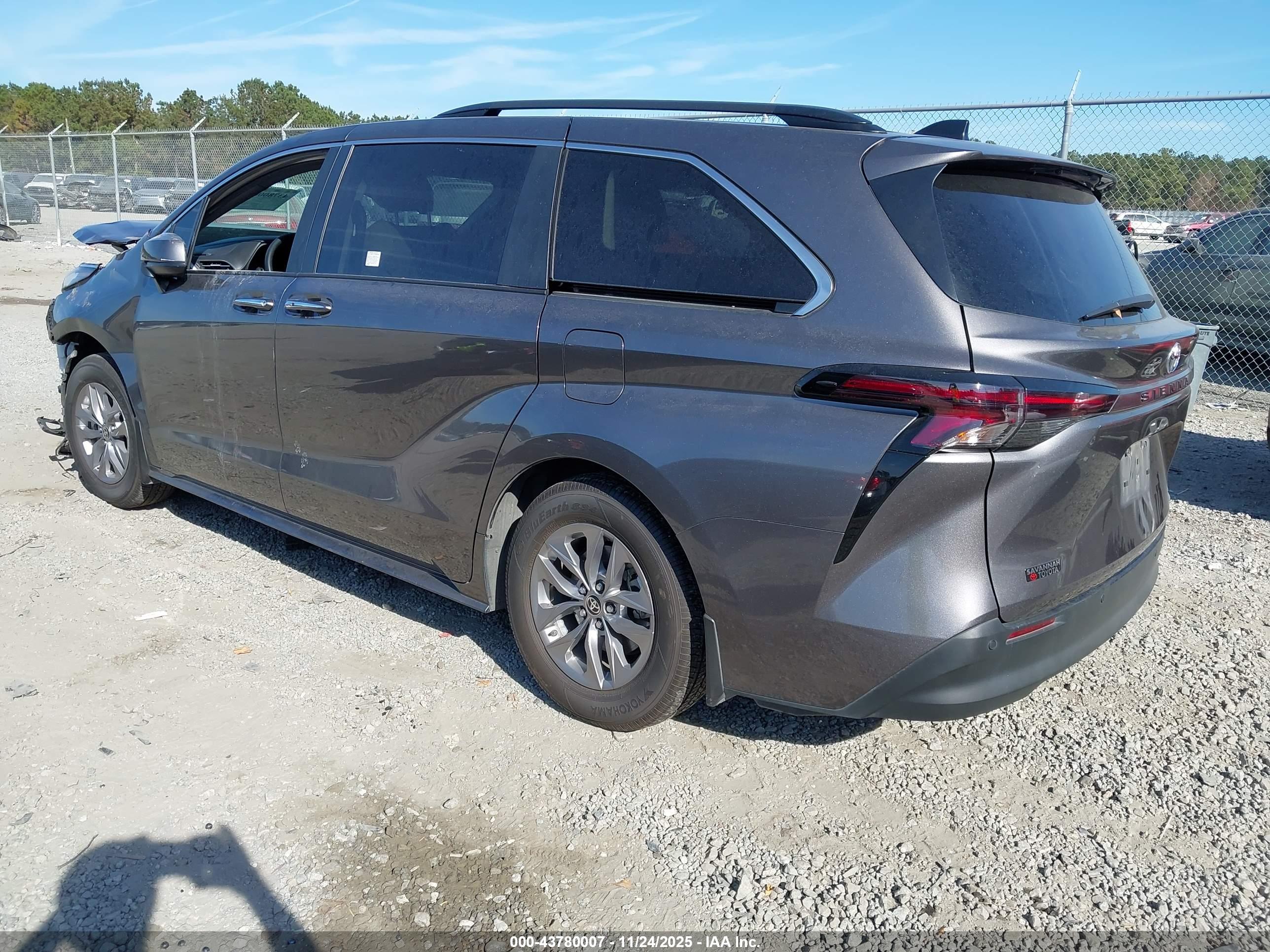 TOYOTA SIENNA image 3