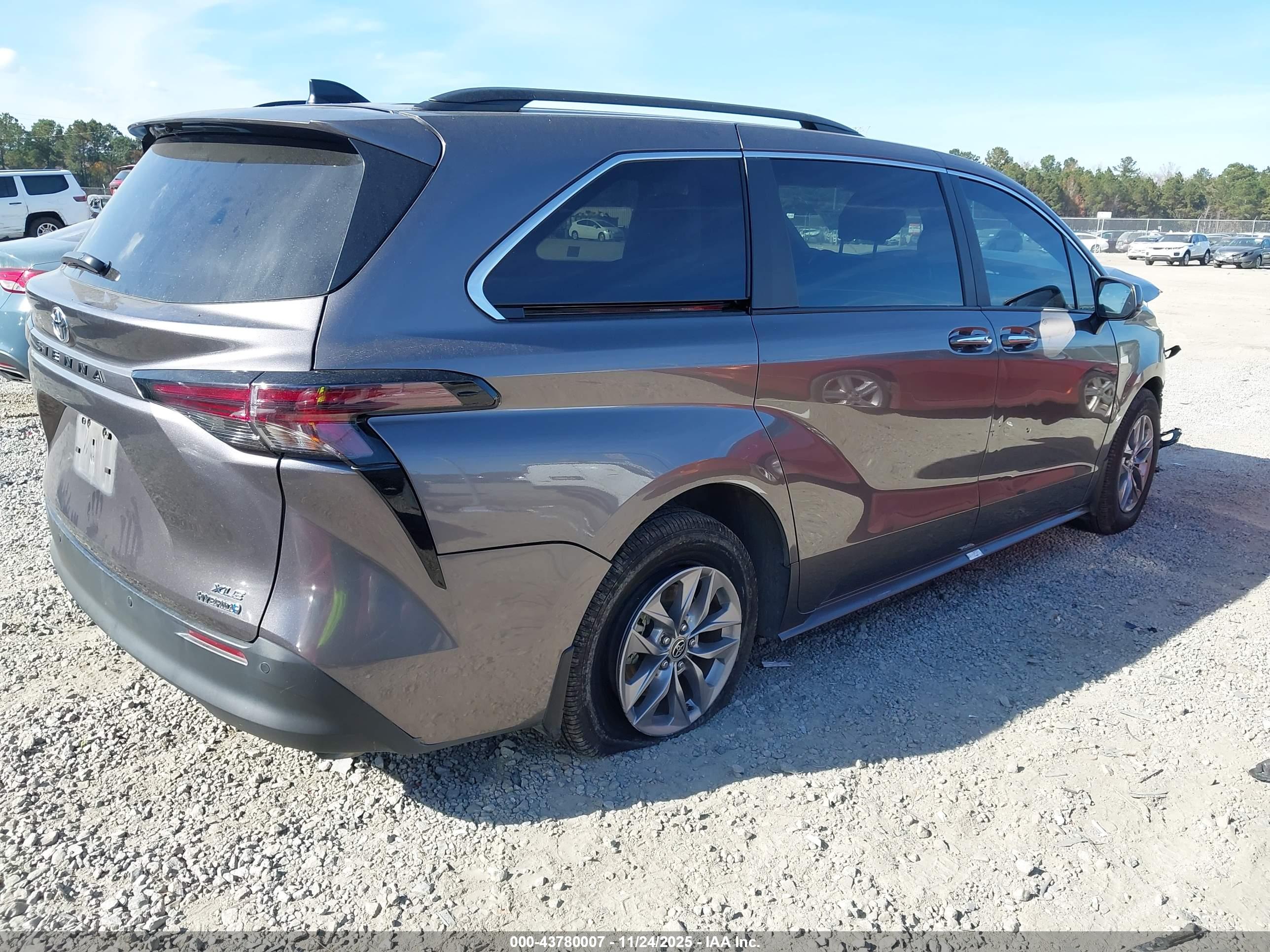 TOYOTA SIENNA image 4