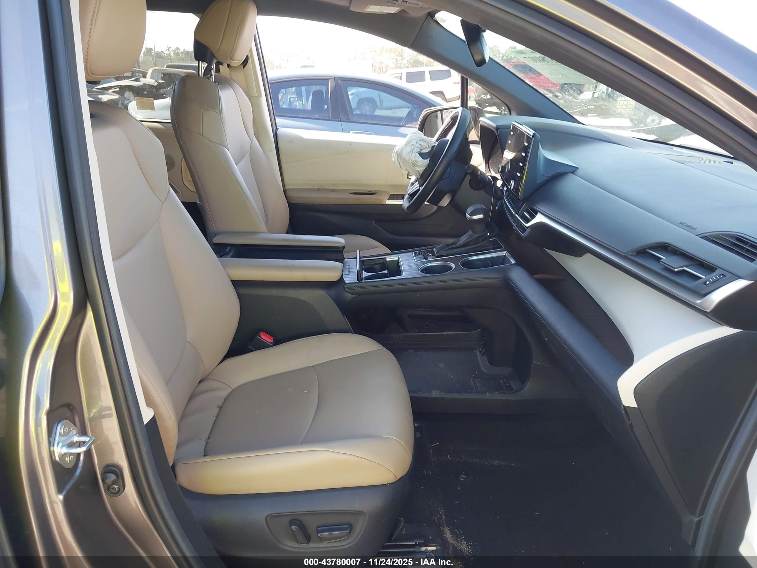 TOYOTA SIENNA image 5
