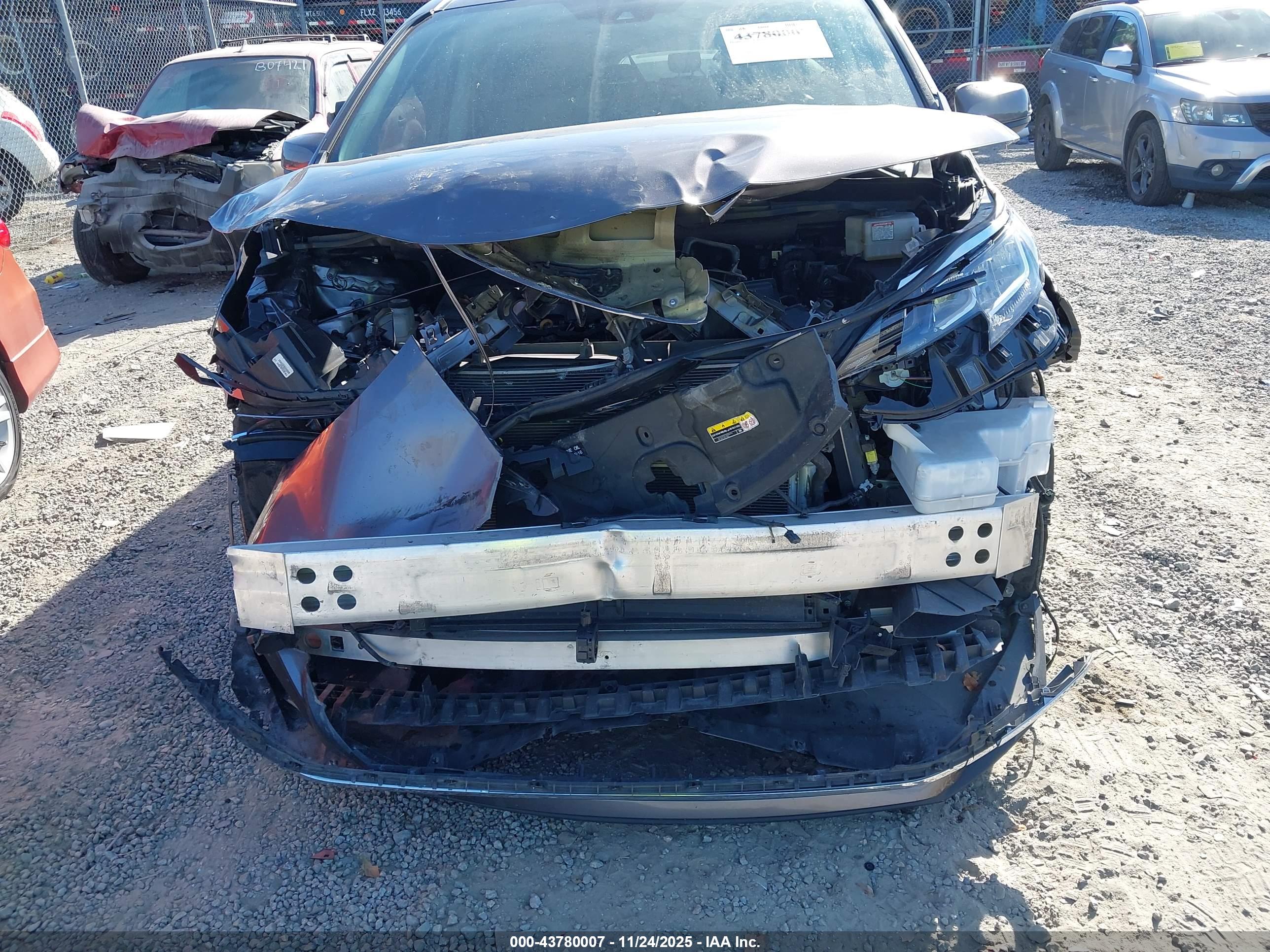 TOYOTA SIENNA image 6