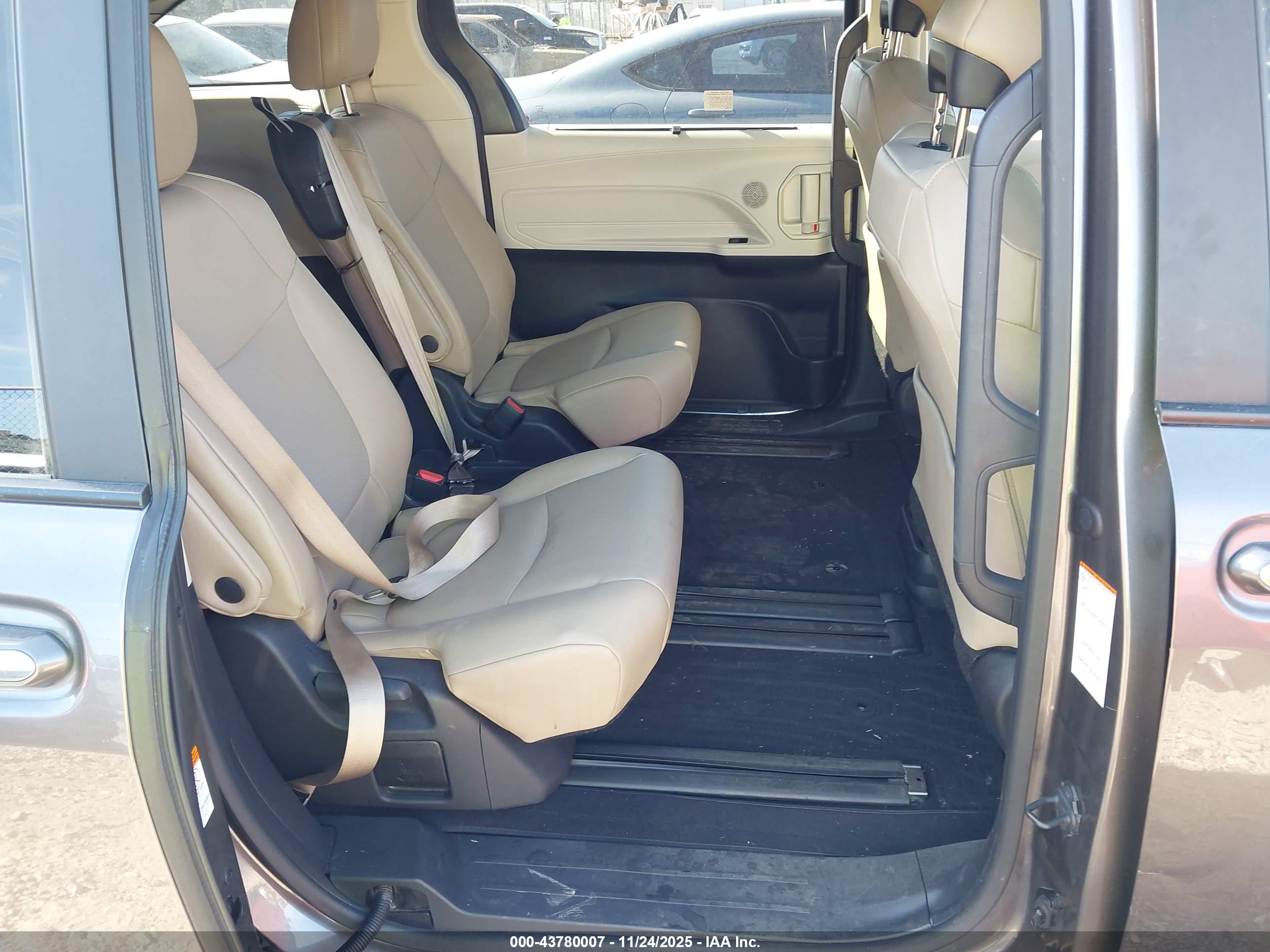 TOYOTA SIENNA image 8