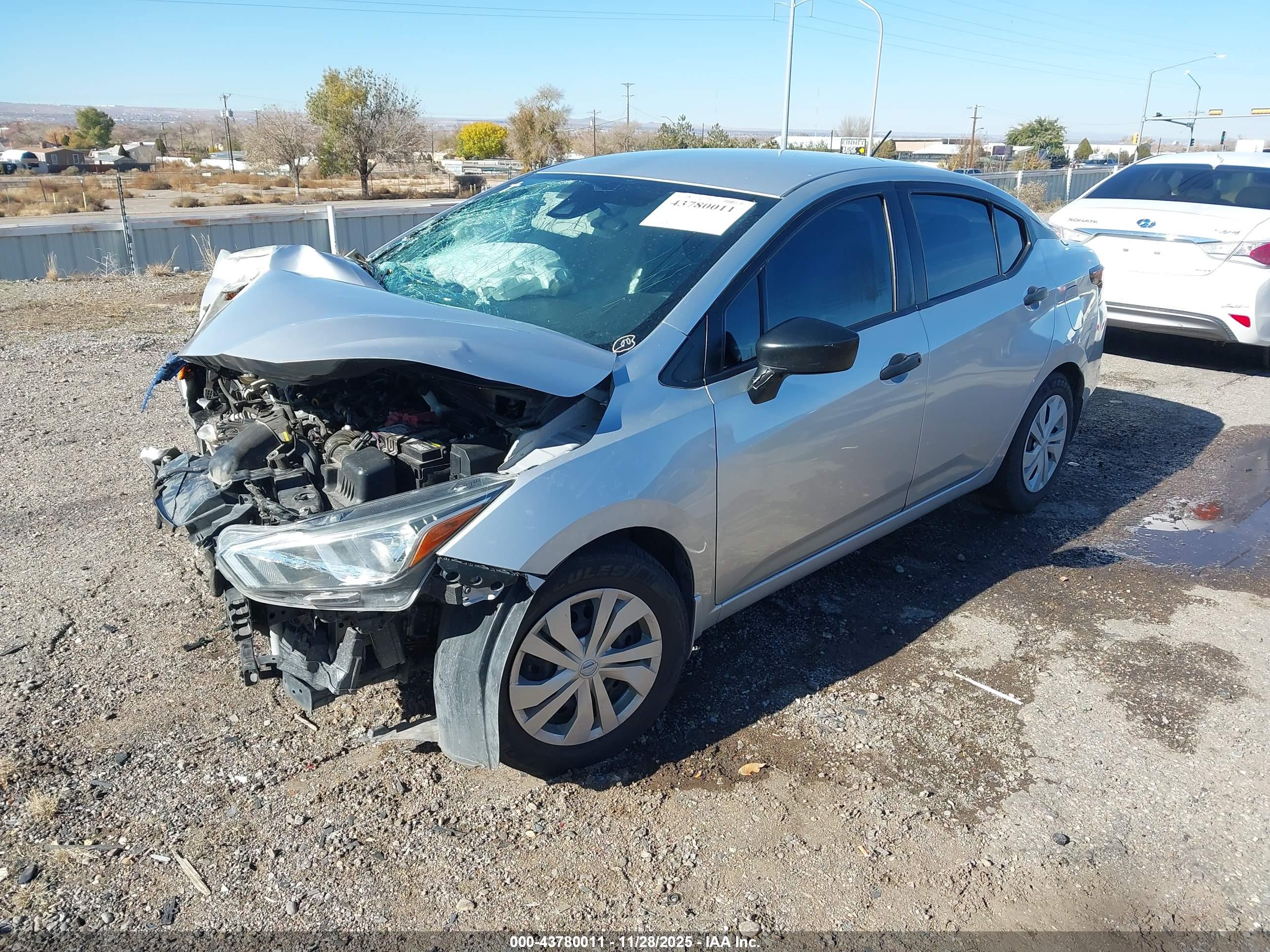 NISSAN VERSA image 2
