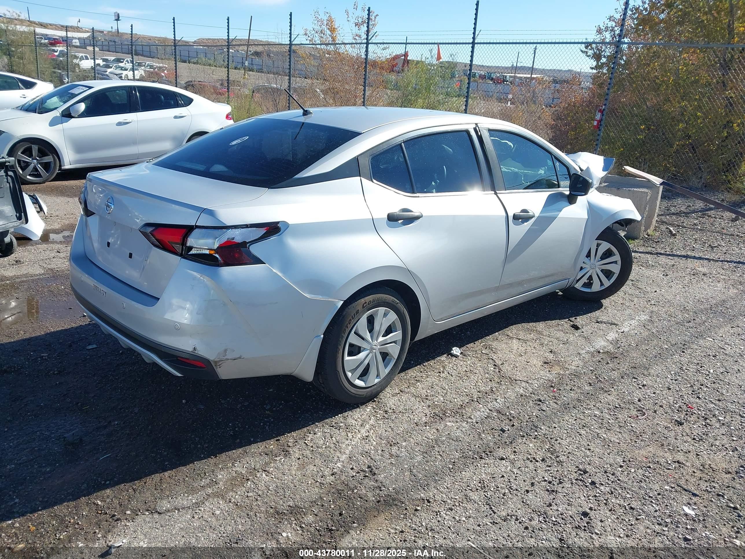 NISSAN VERSA image 4