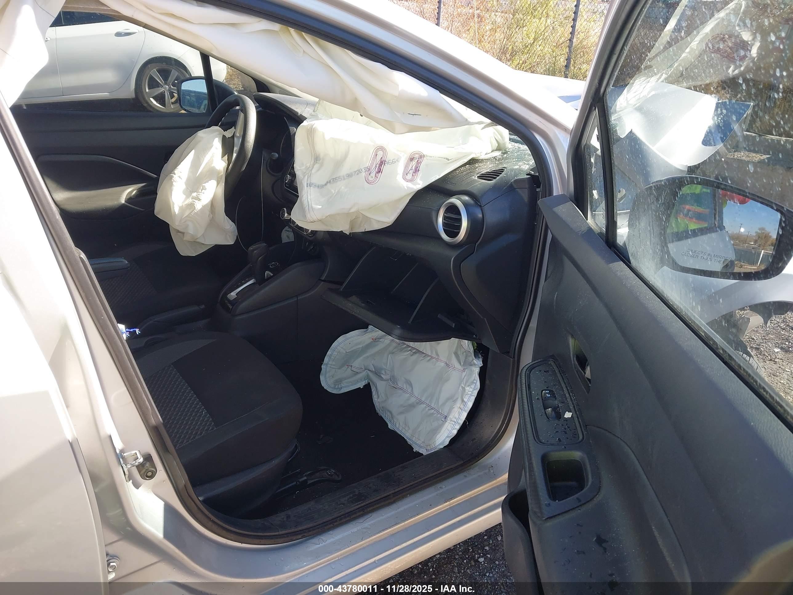 NISSAN VERSA image 5