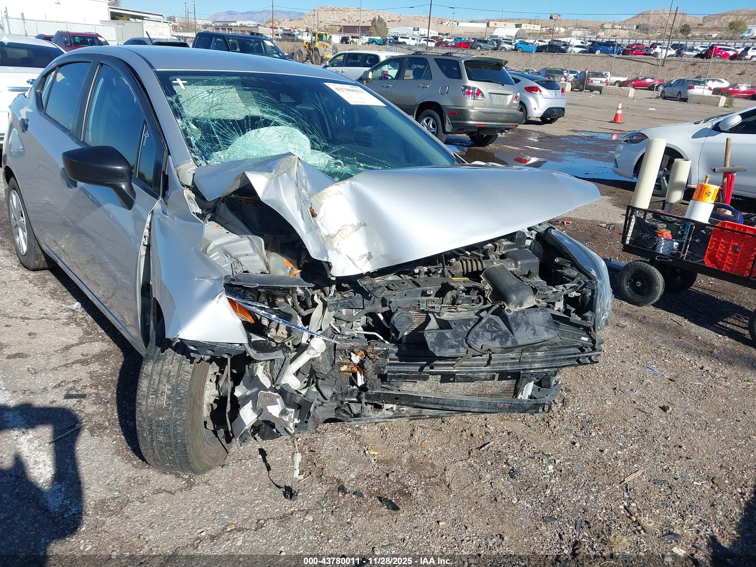 NISSAN VERSA image 6