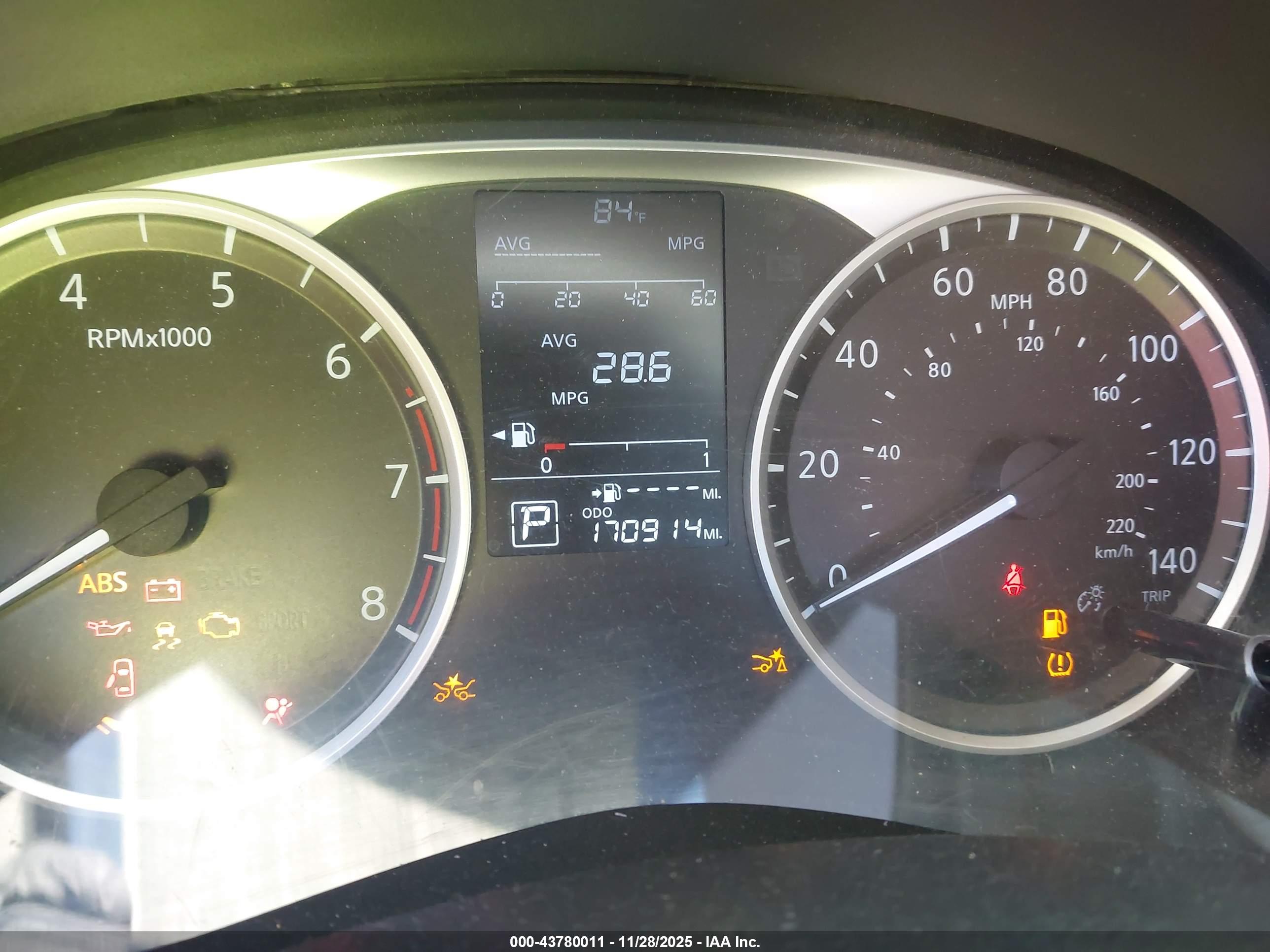 NISSAN VERSA image 7