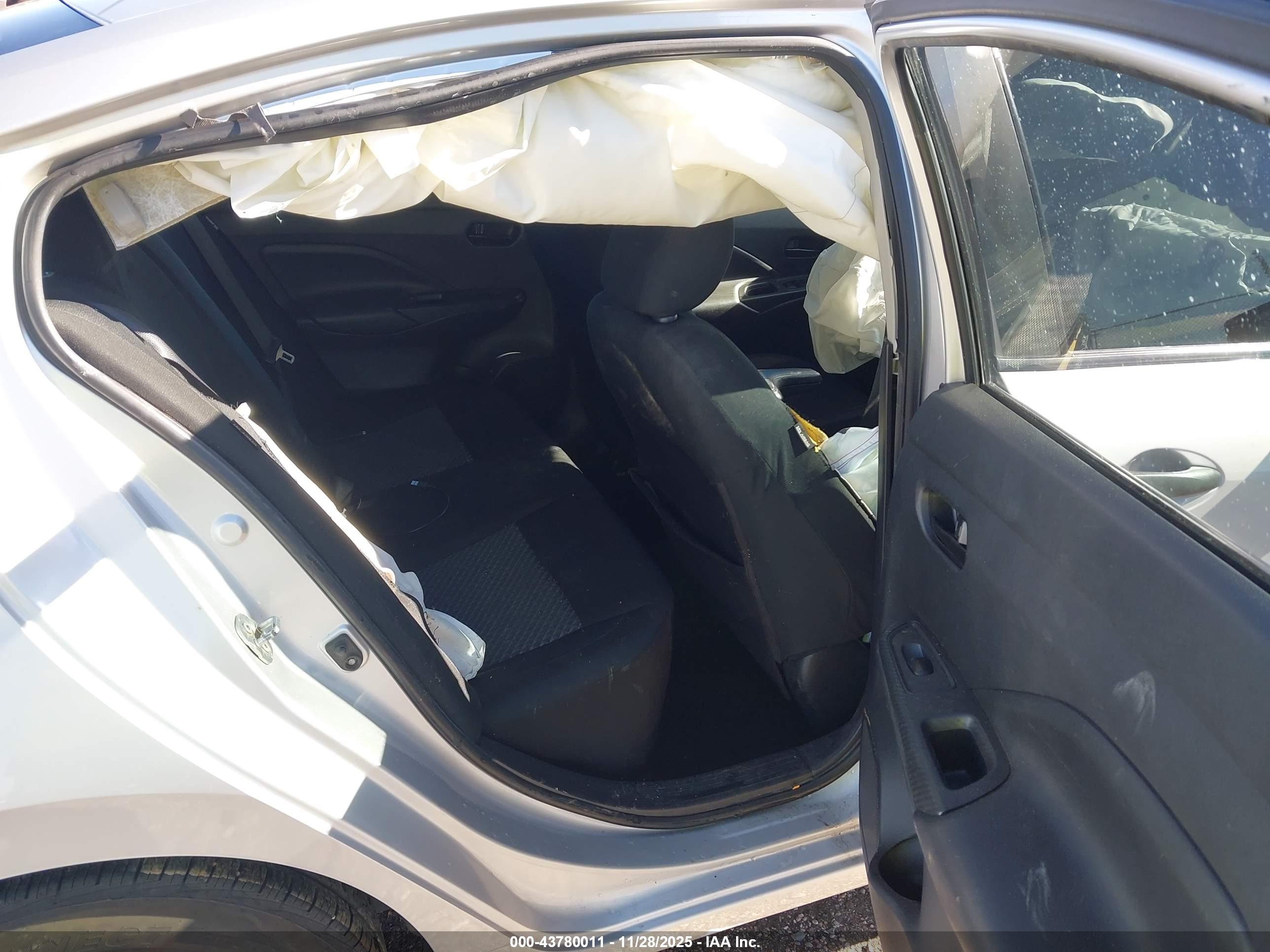 NISSAN VERSA image 8