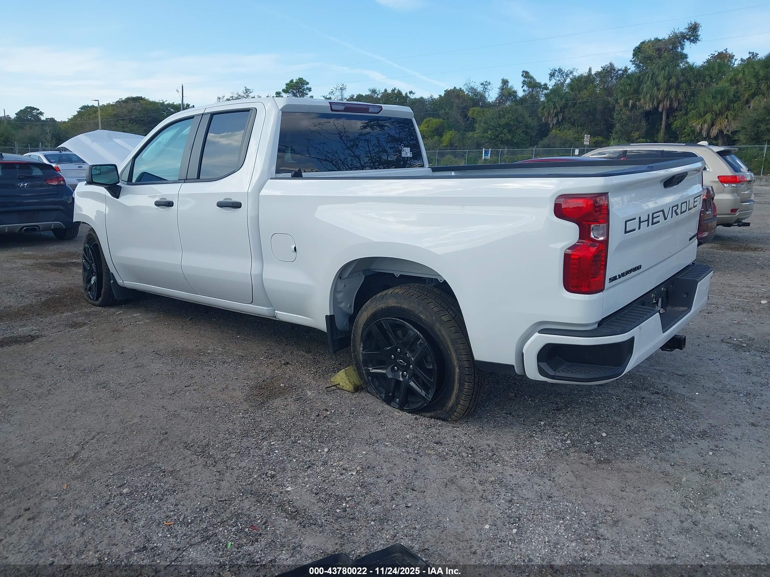 CHEVROLET SILVERADO image 3