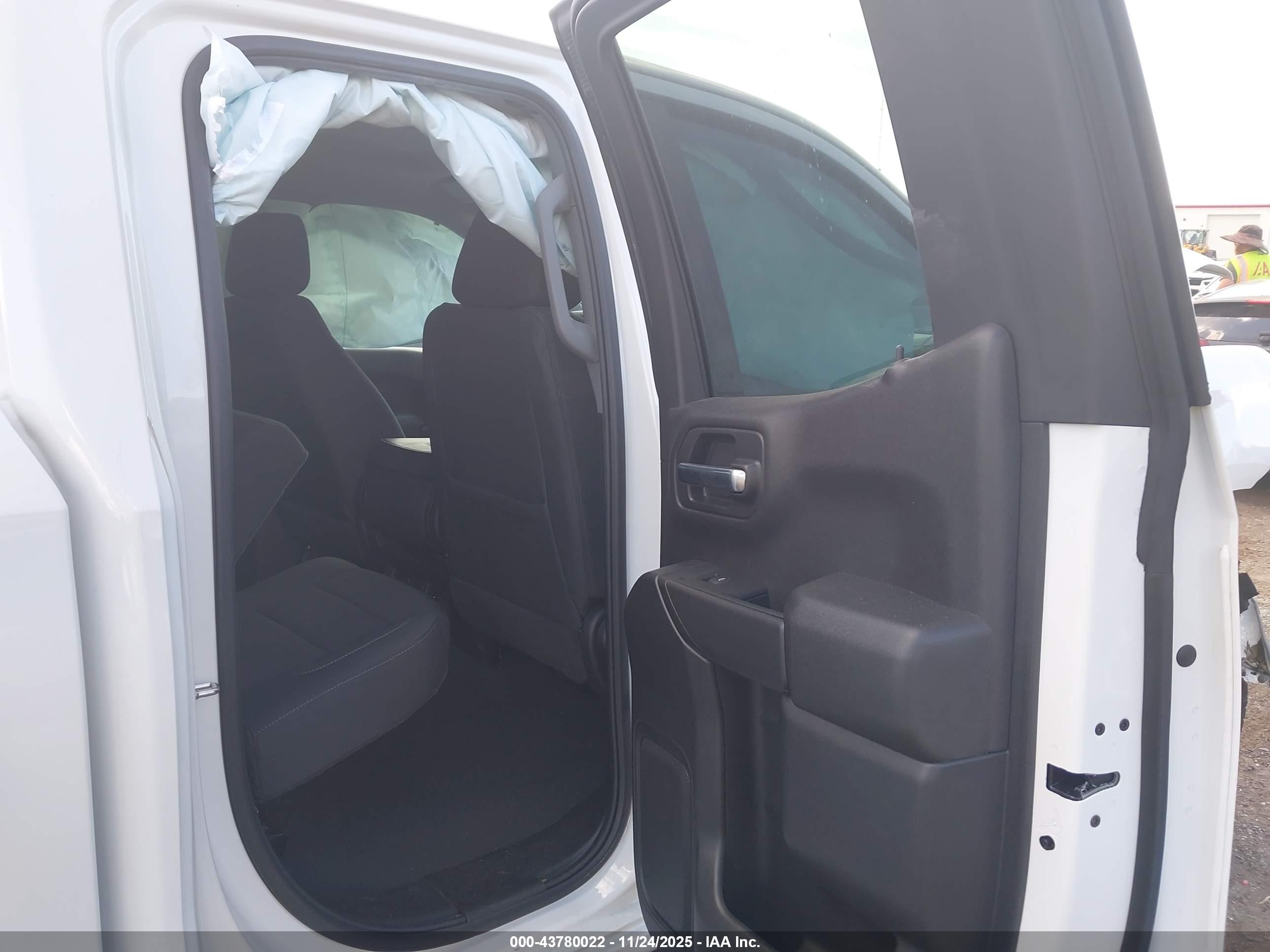 CHEVROLET SILVERADO image 8