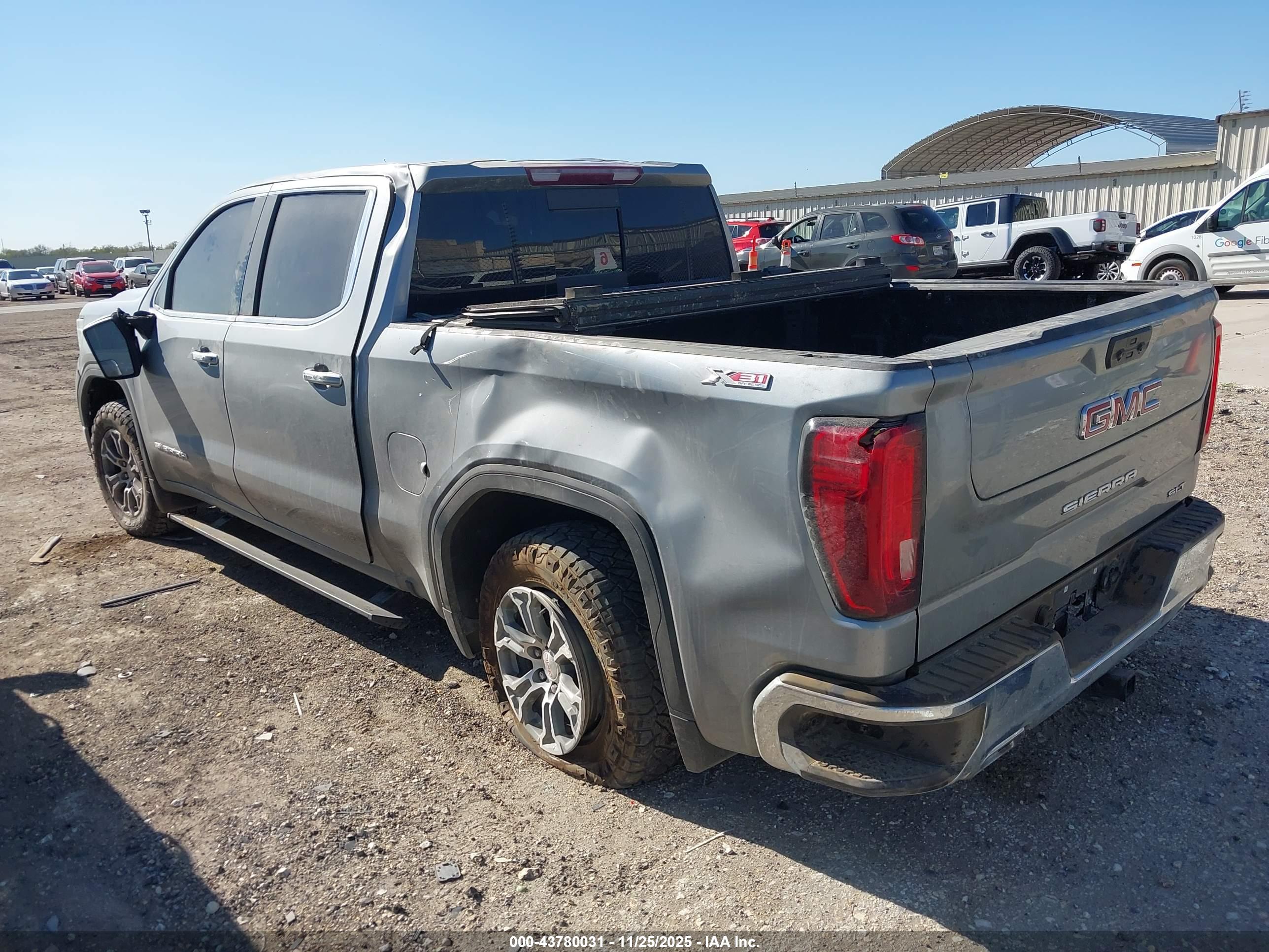 GMC SIERRA image 3