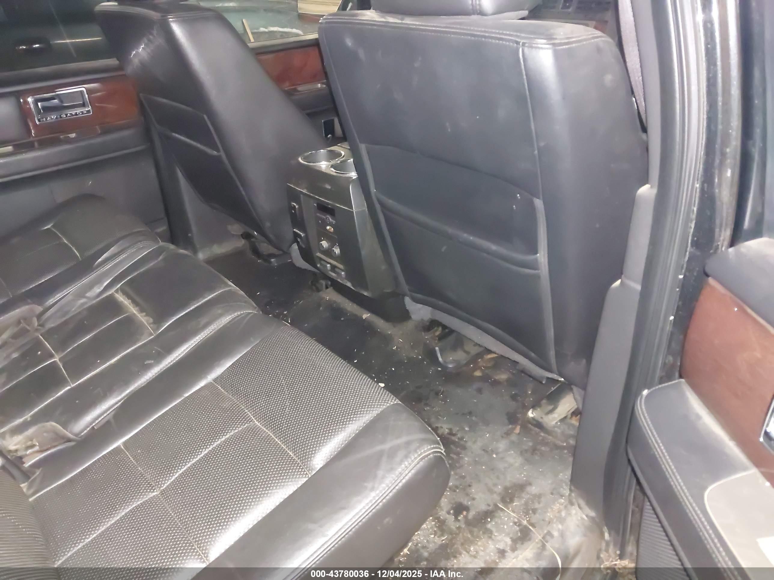 LINCOLN NAVIGATOR image 8