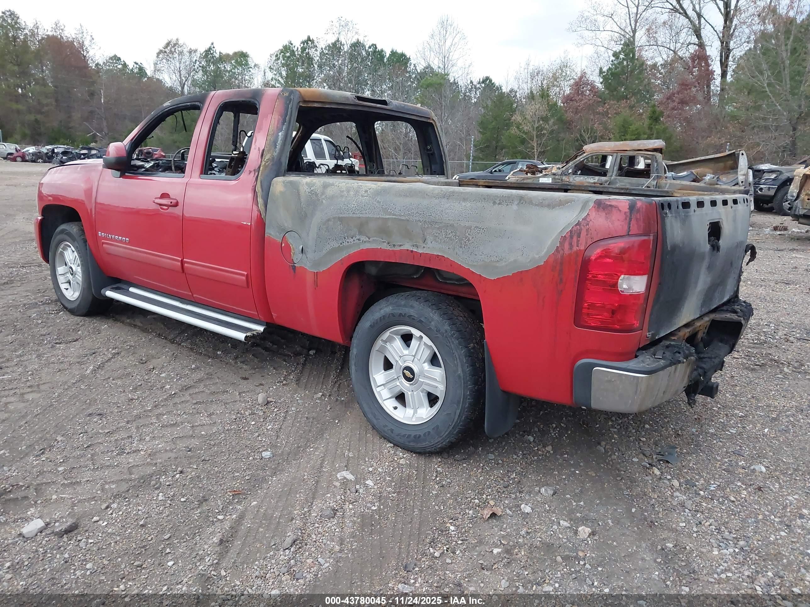 CHEVROLET SILVERADO image 3