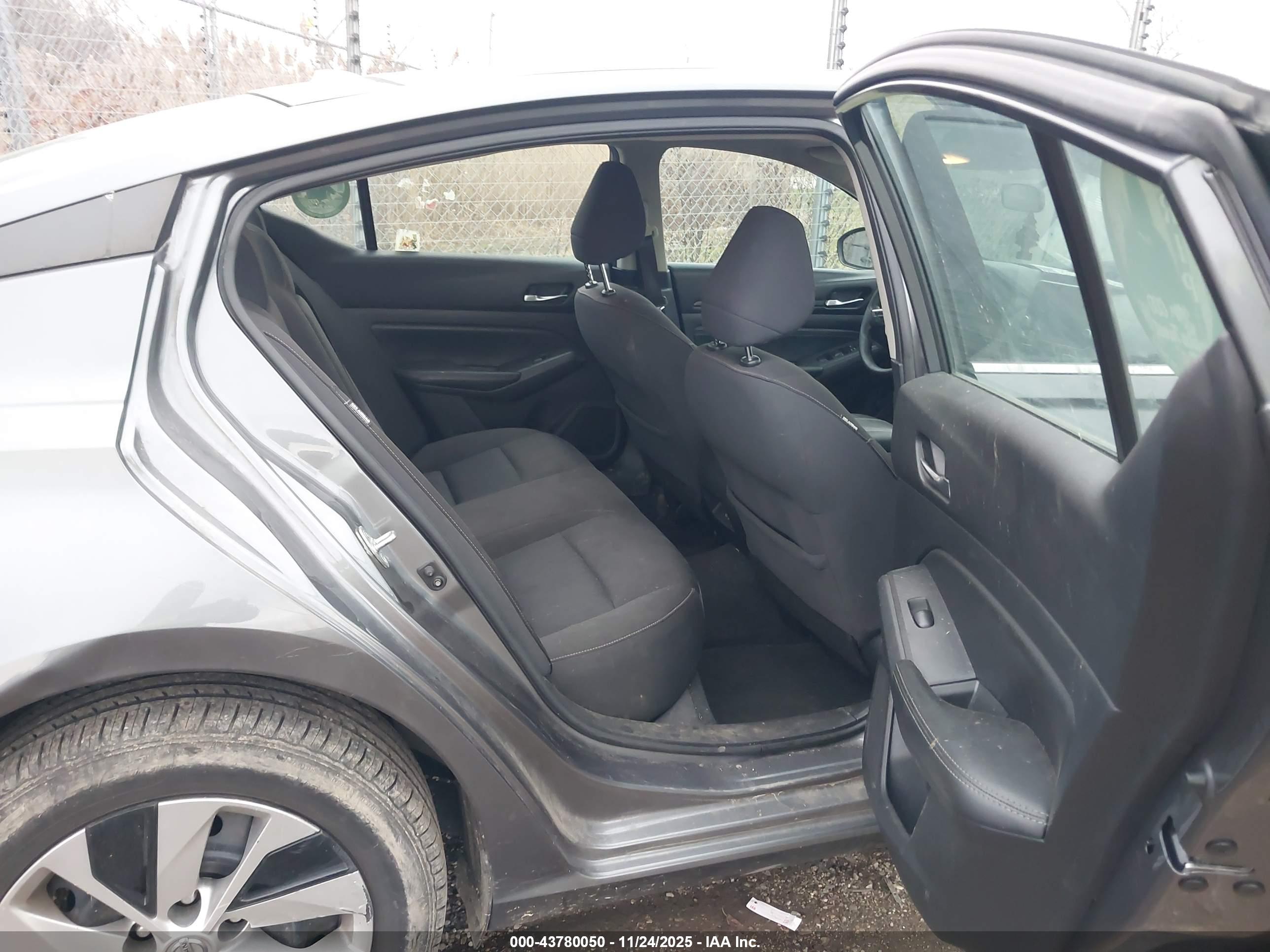 NISSAN ALTIMA image 8