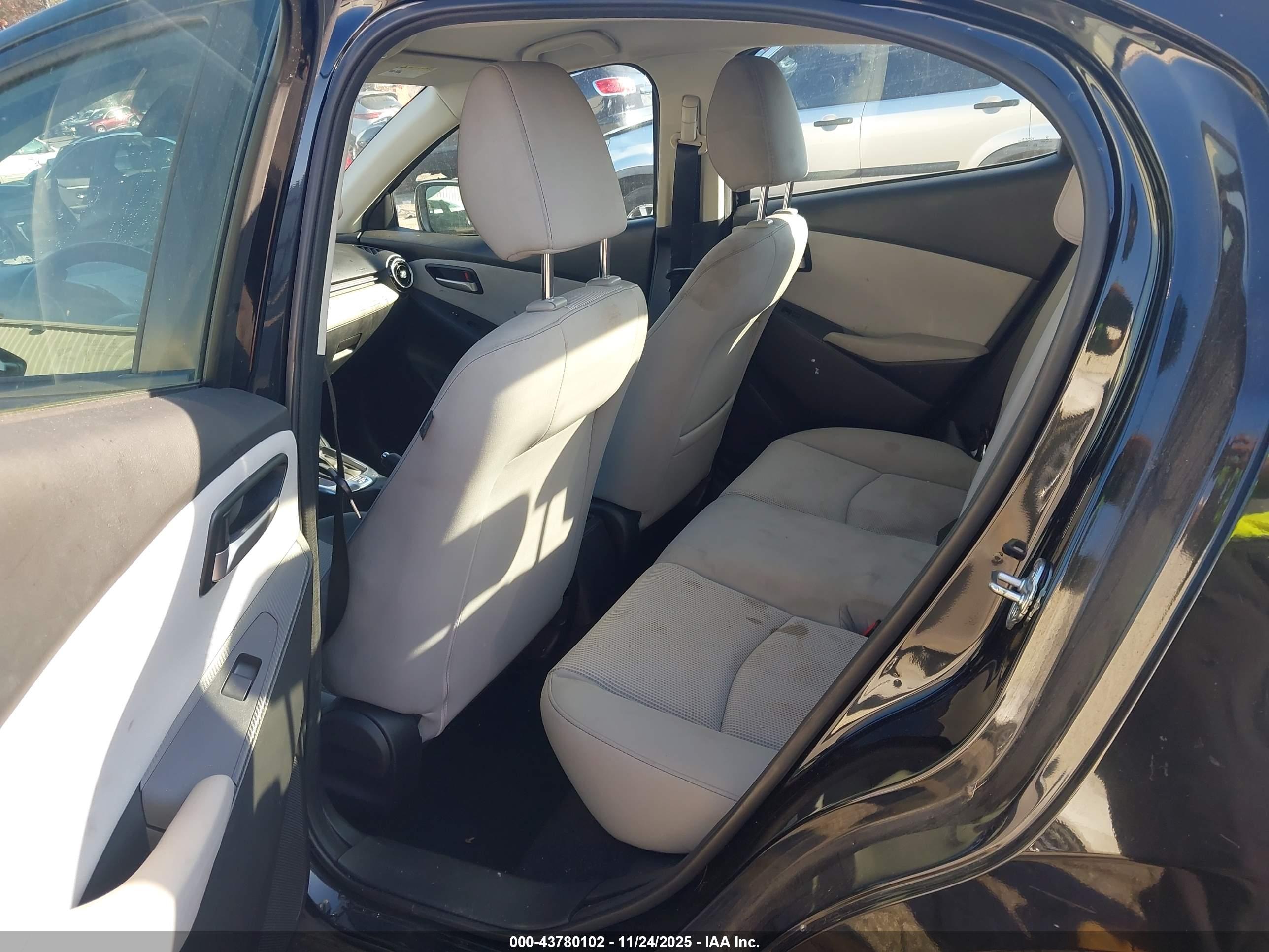 TOYOTA YARIS image 8