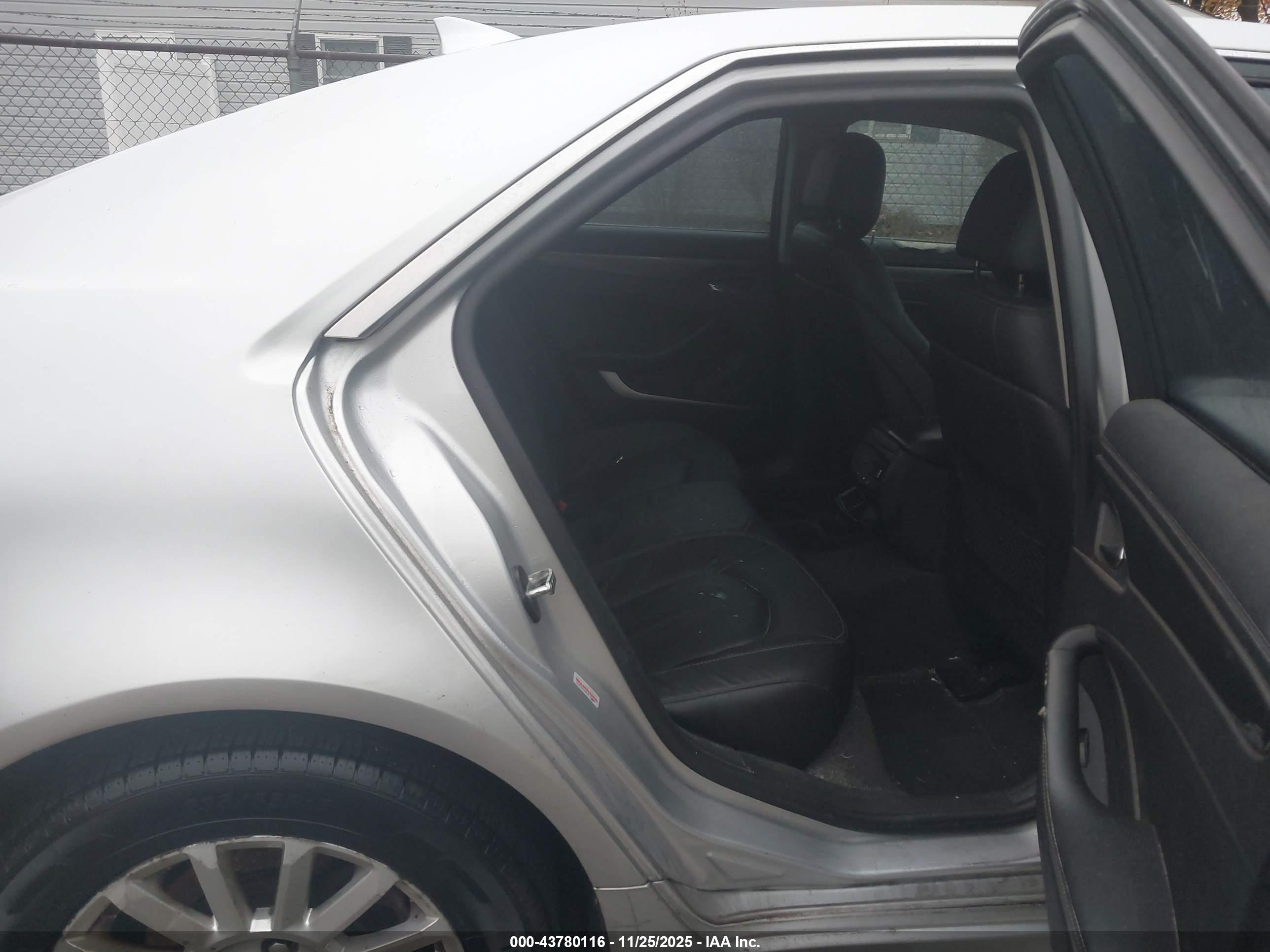 CADILLAC CTS image 8