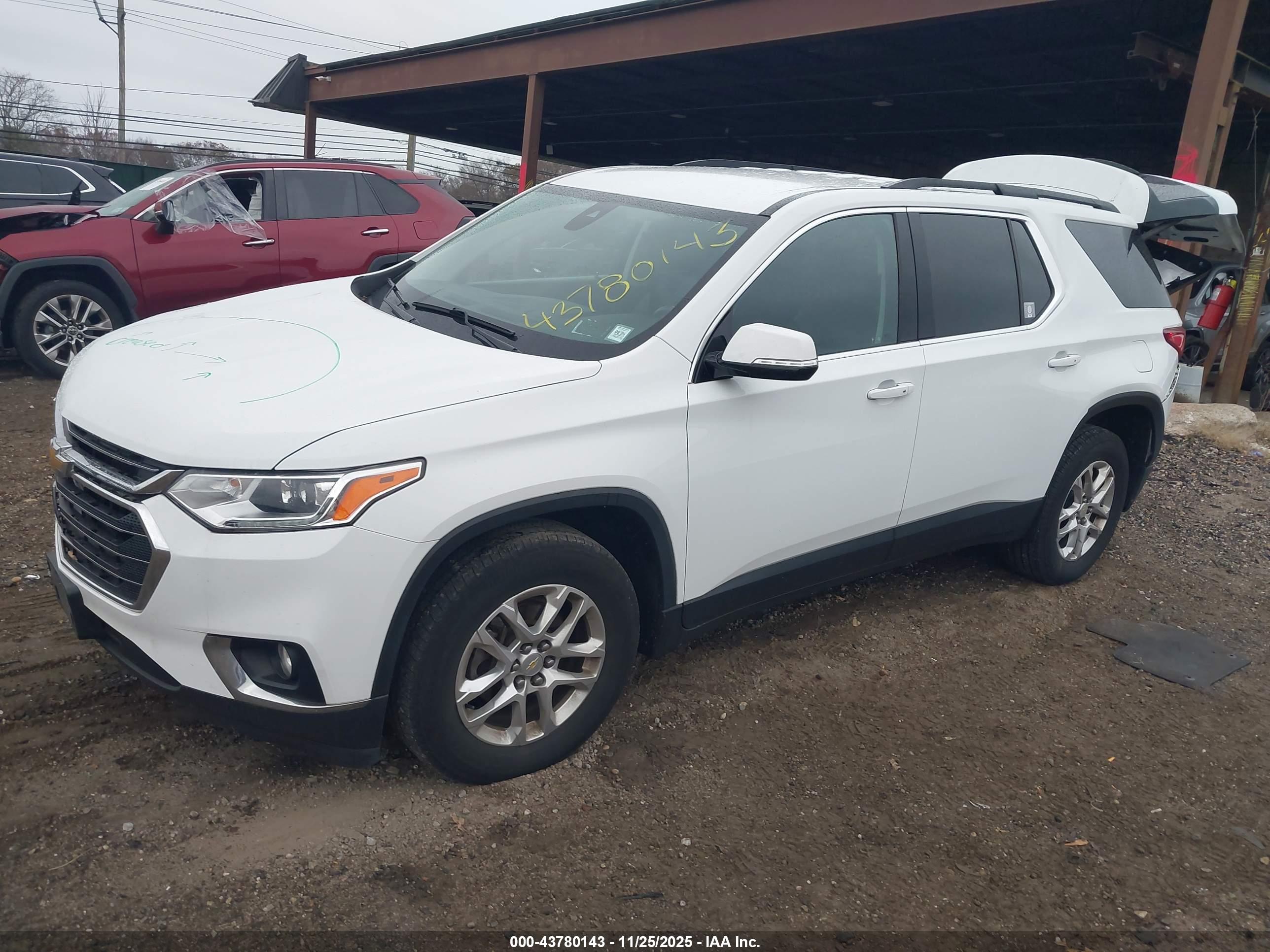 CHEVROLET TRAVERSE image 2
