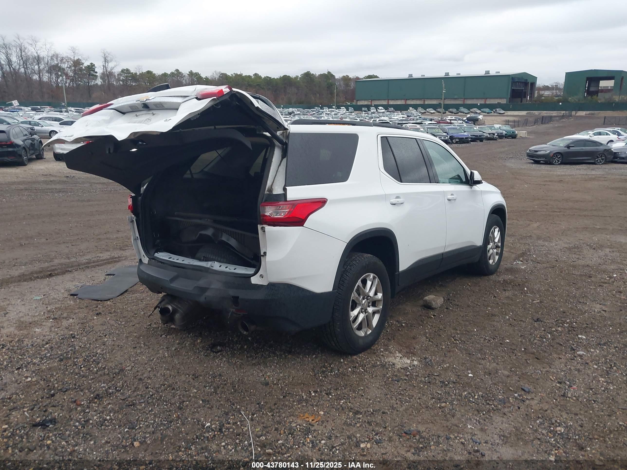 CHEVROLET TRAVERSE image 4