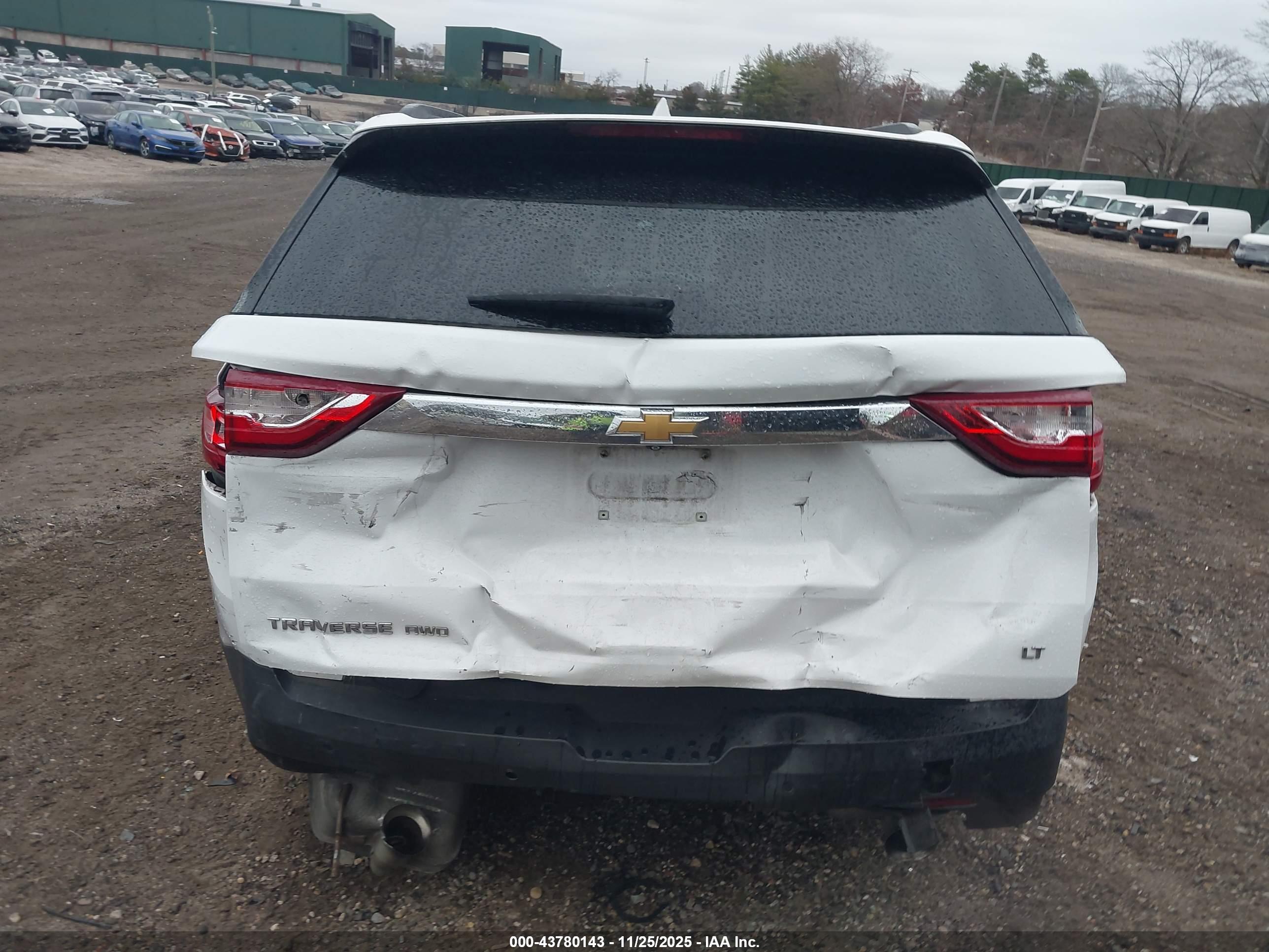 CHEVROLET TRAVERSE image 6