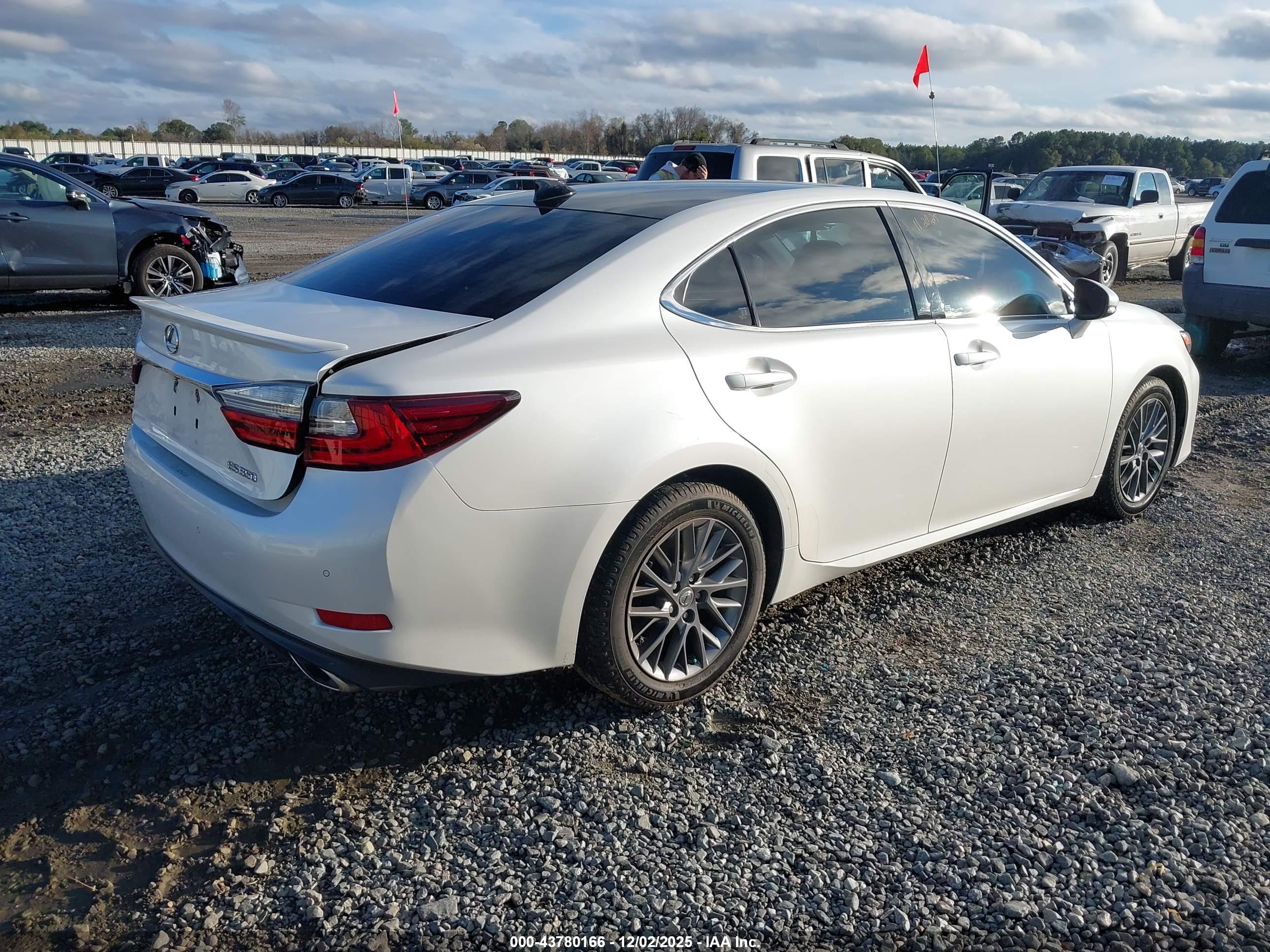 LEXUS ES image 4
