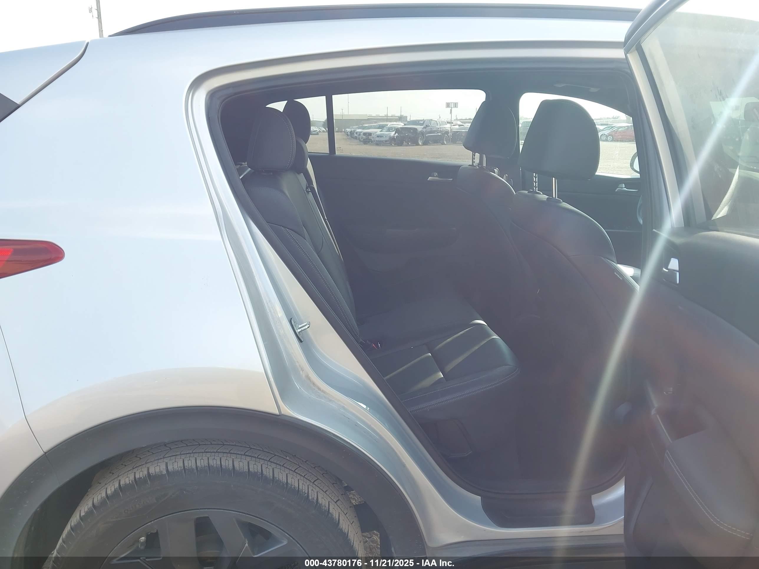 KIA SPORTAGE image 8