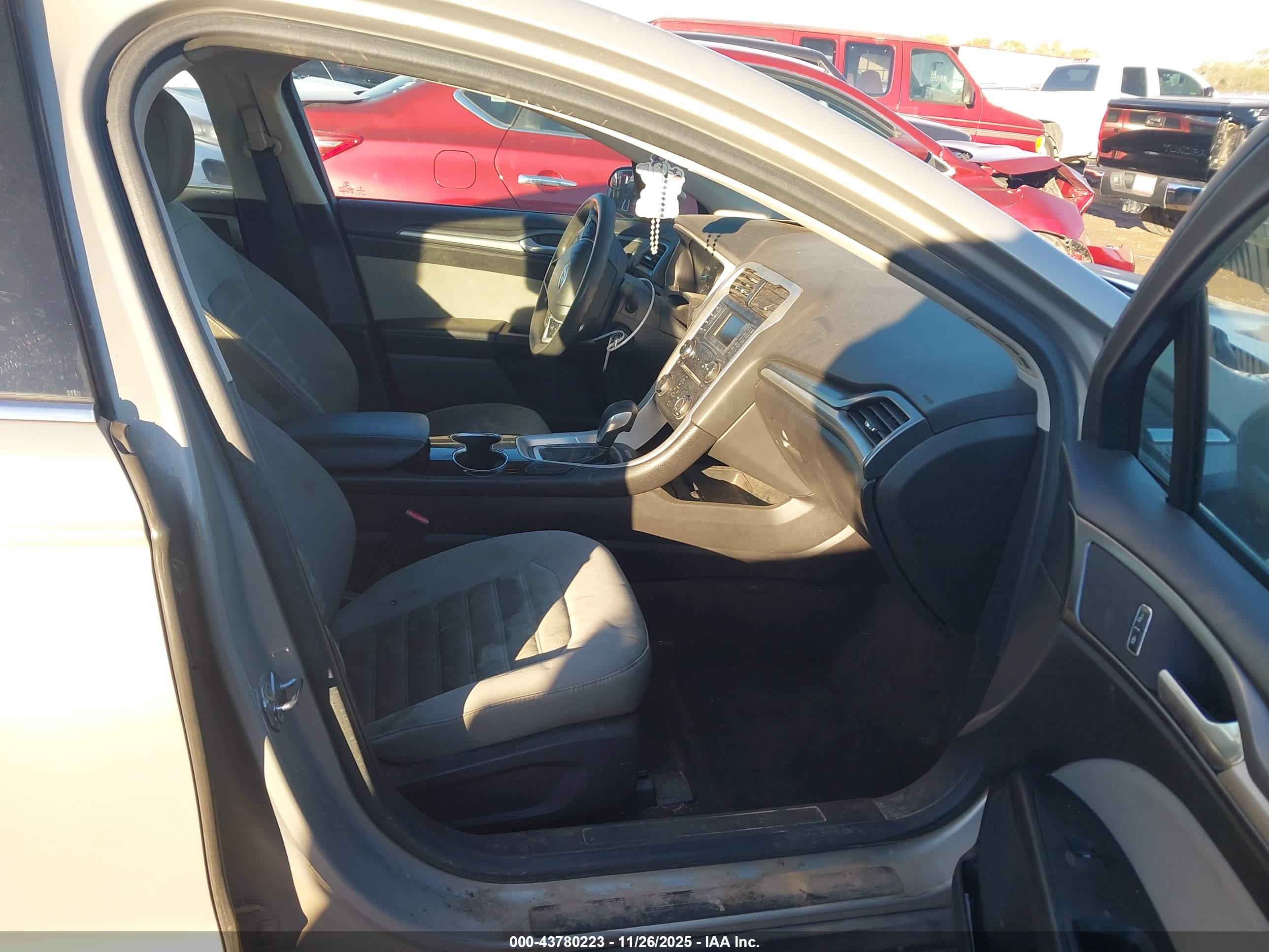 FORD FUSION image 5