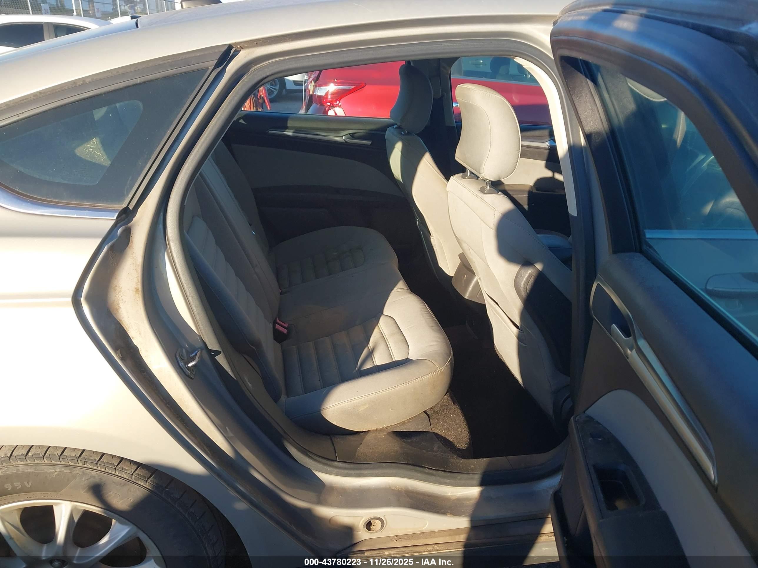 FORD FUSION image 8
