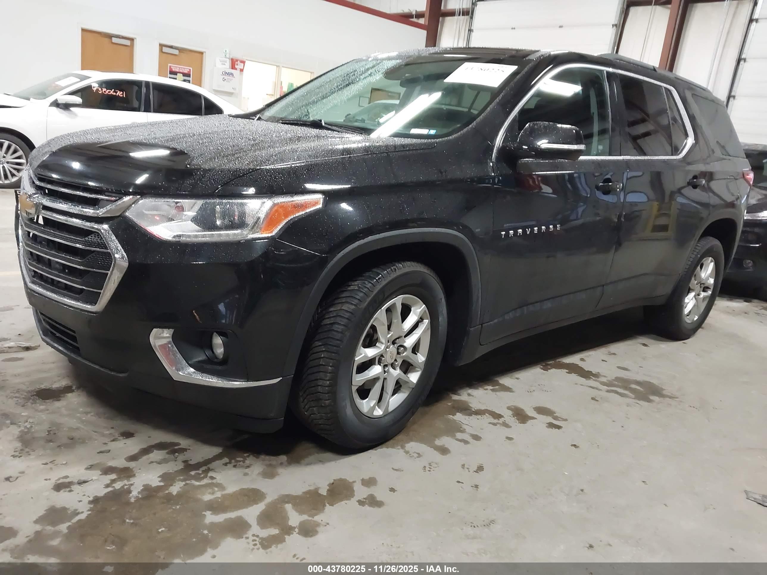 CHEVROLET TRAVERSE image 2