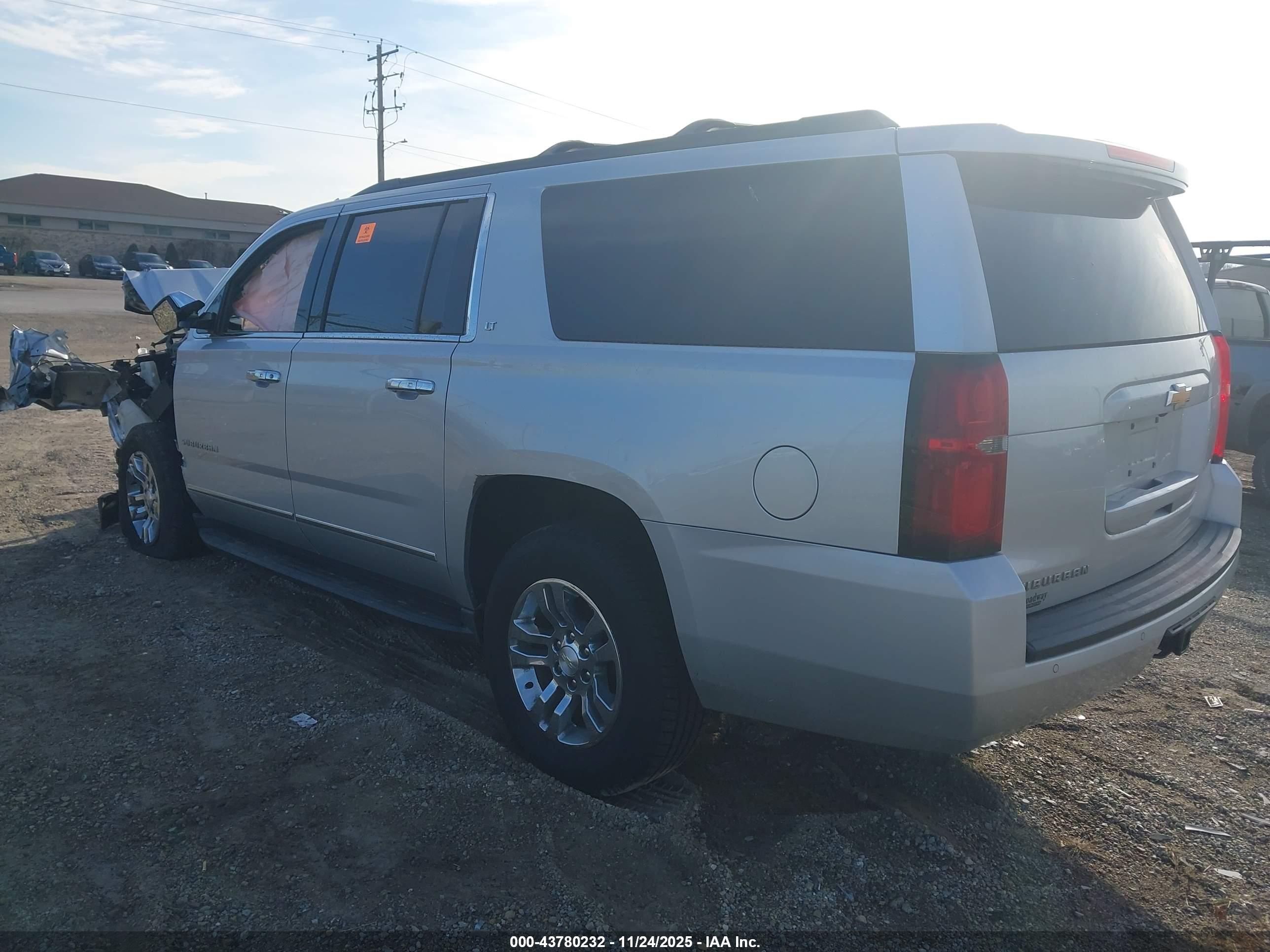 CHEVROLET SUBURBAN image 3