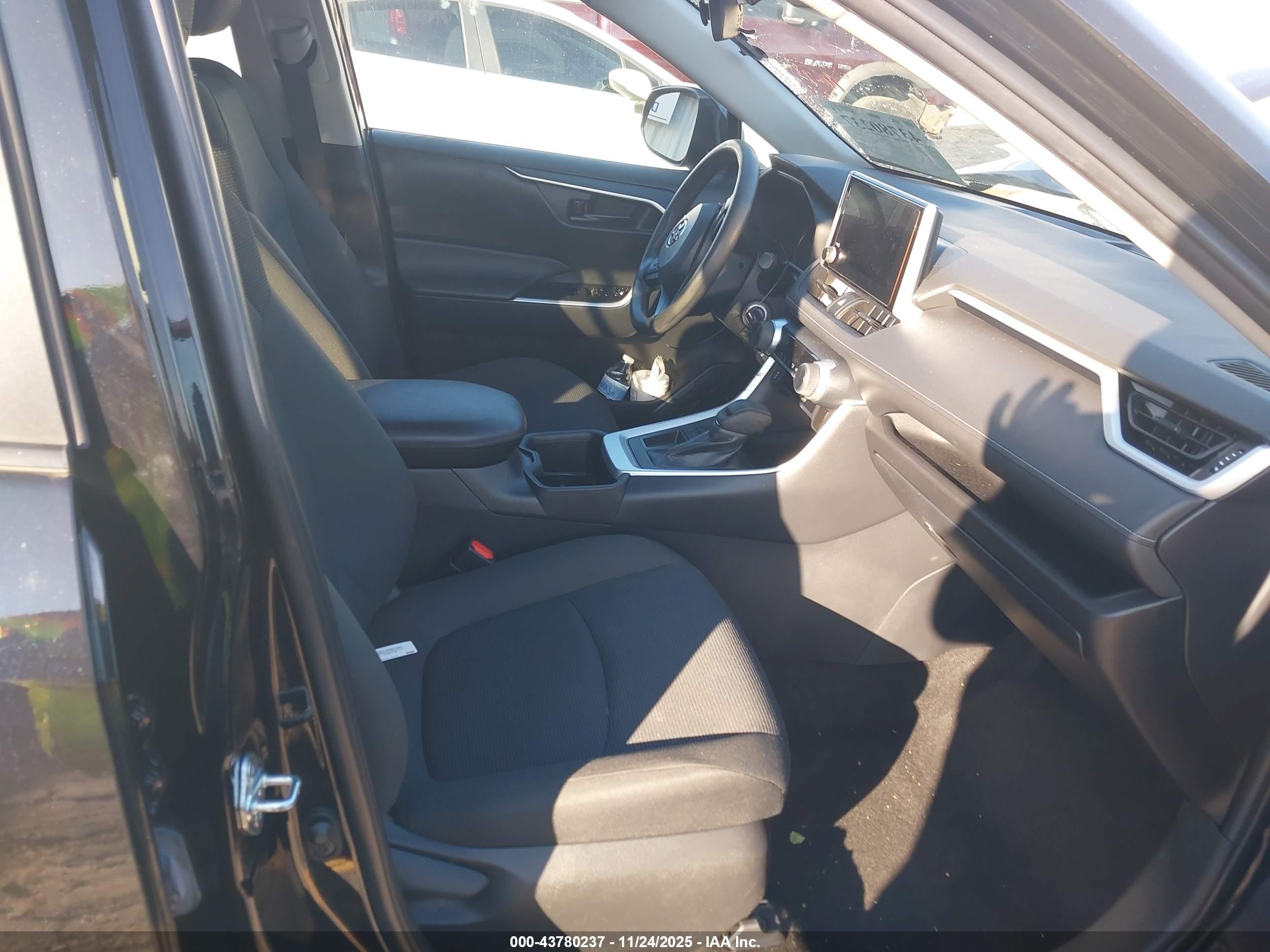 TOYOTA RAV4 image 5