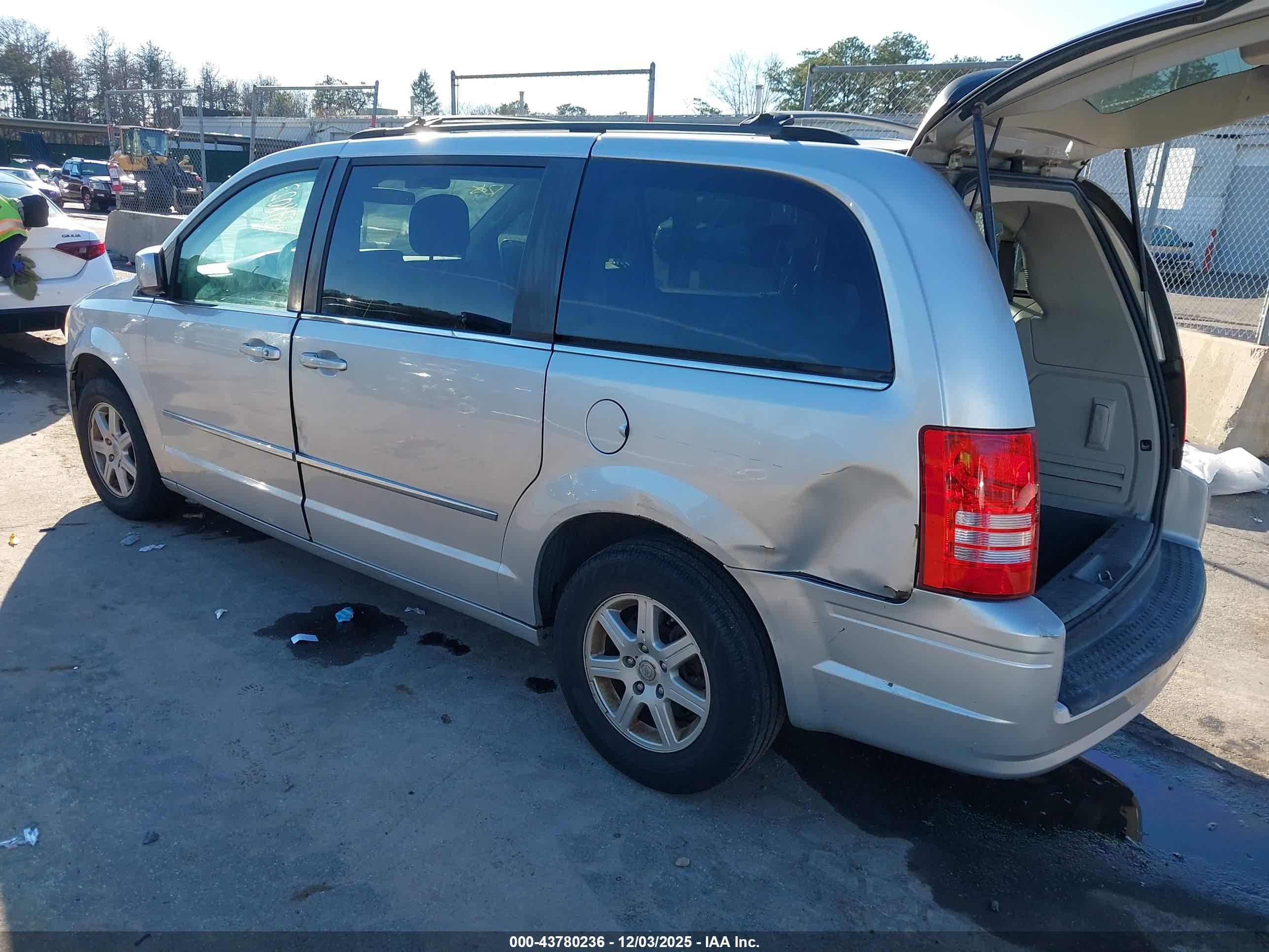 CHRYSLER TOWN image 3