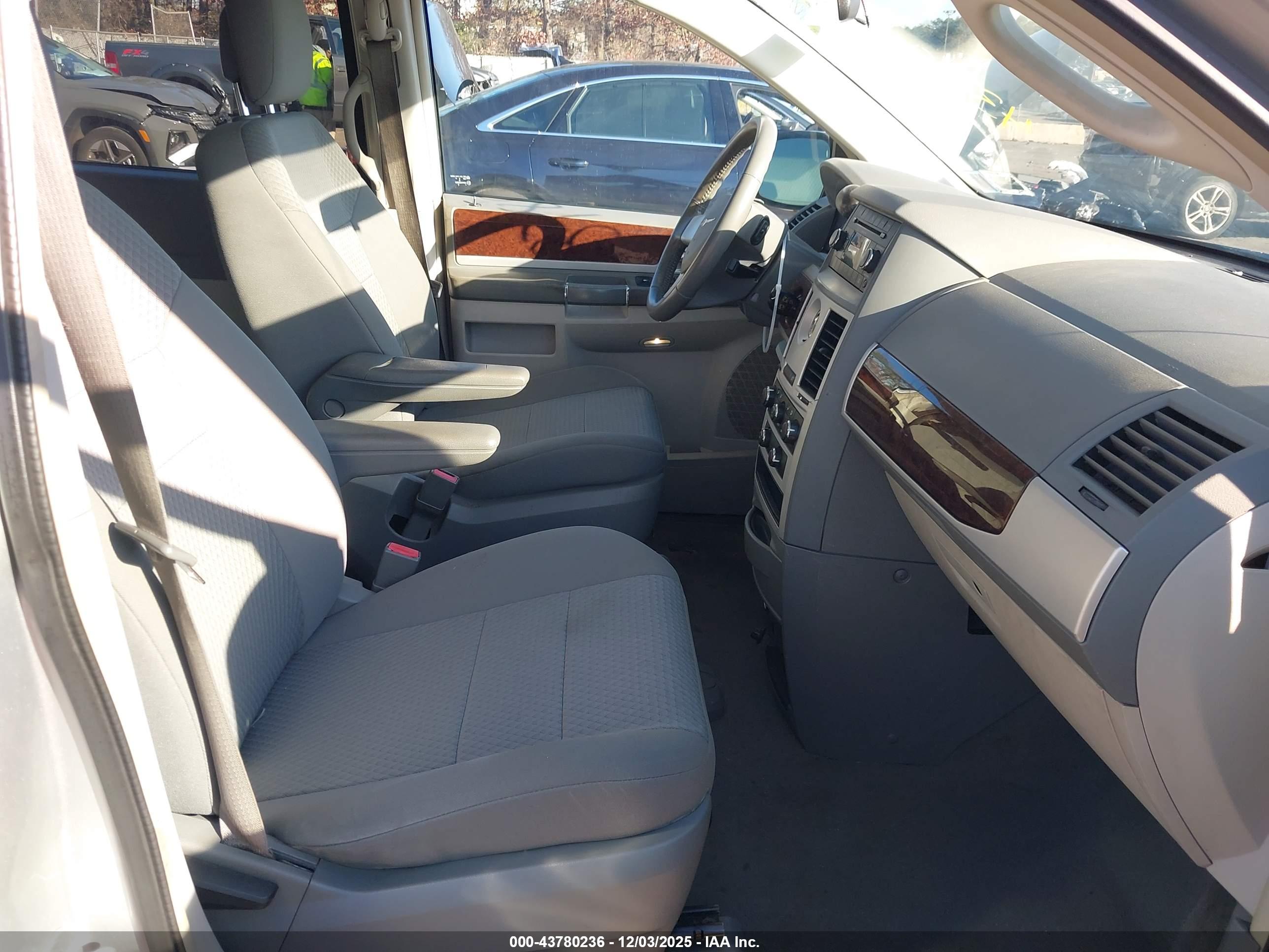 CHRYSLER TOWN image 5