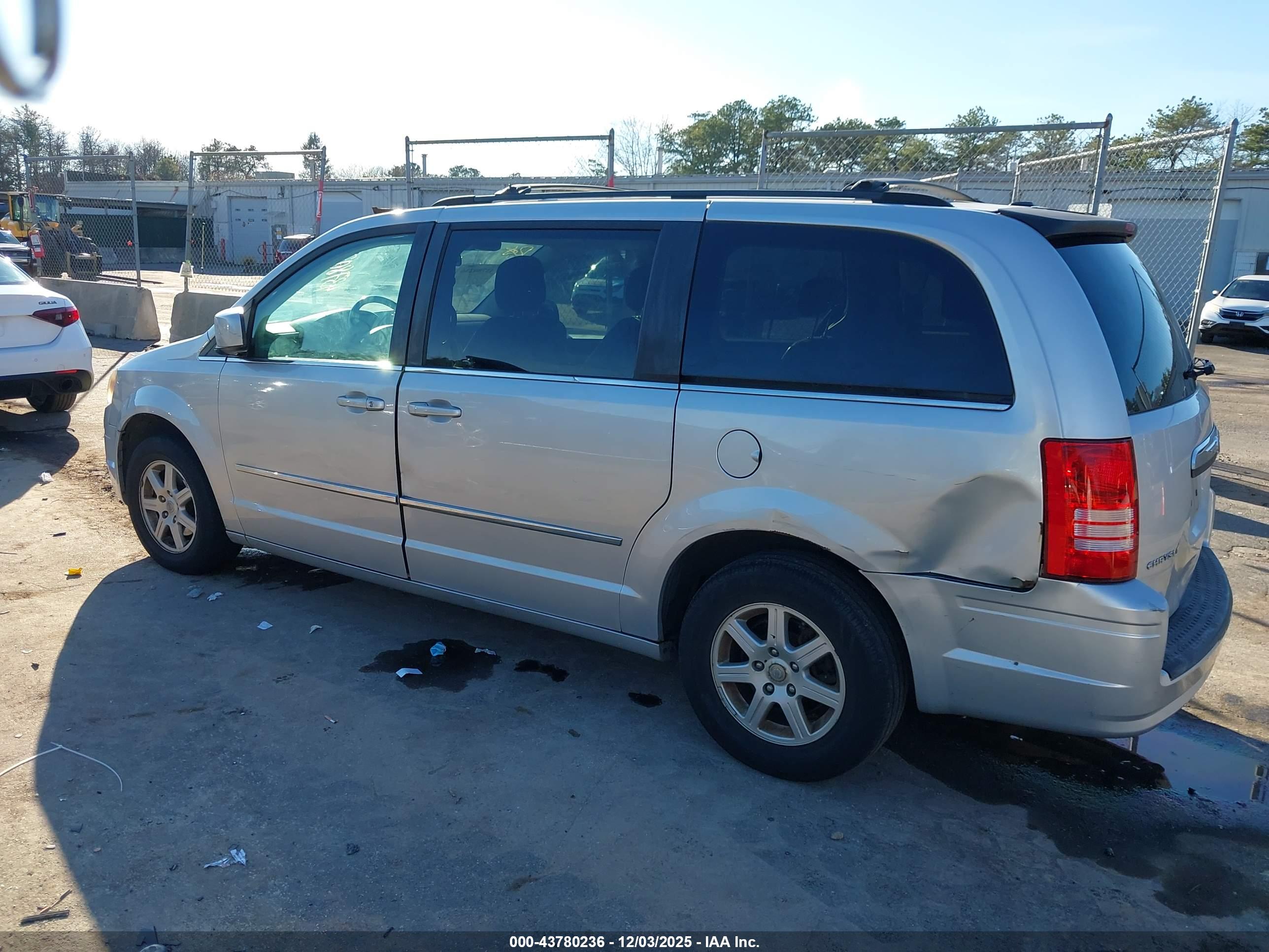 CHRYSLER TOWN image 6