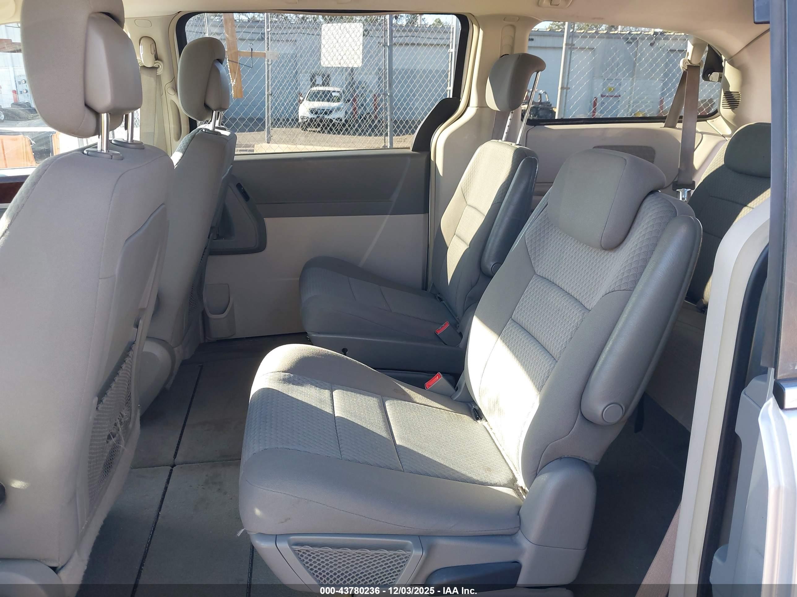 CHRYSLER TOWN image 8
