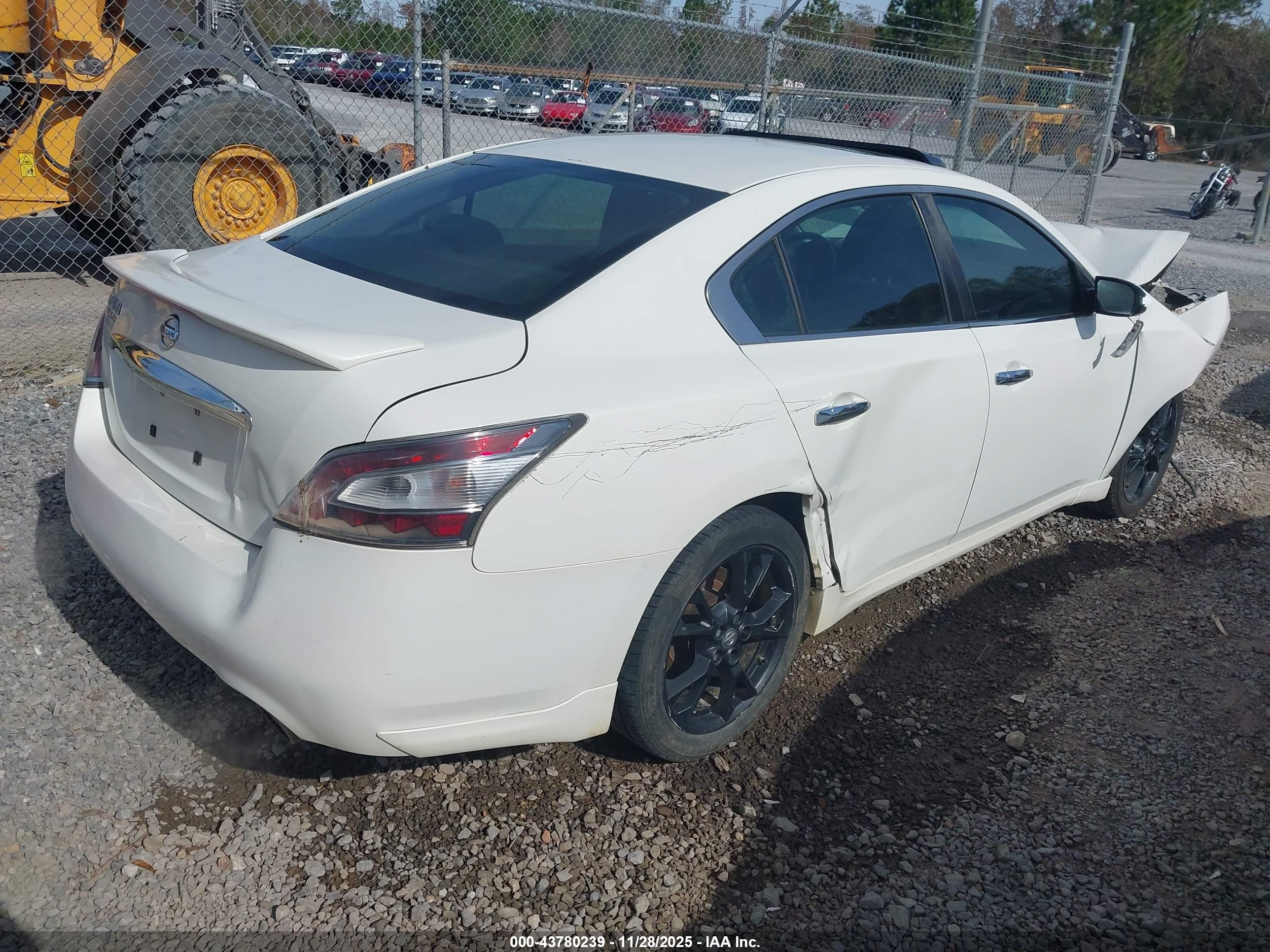 NISSAN MAXIMA image 4