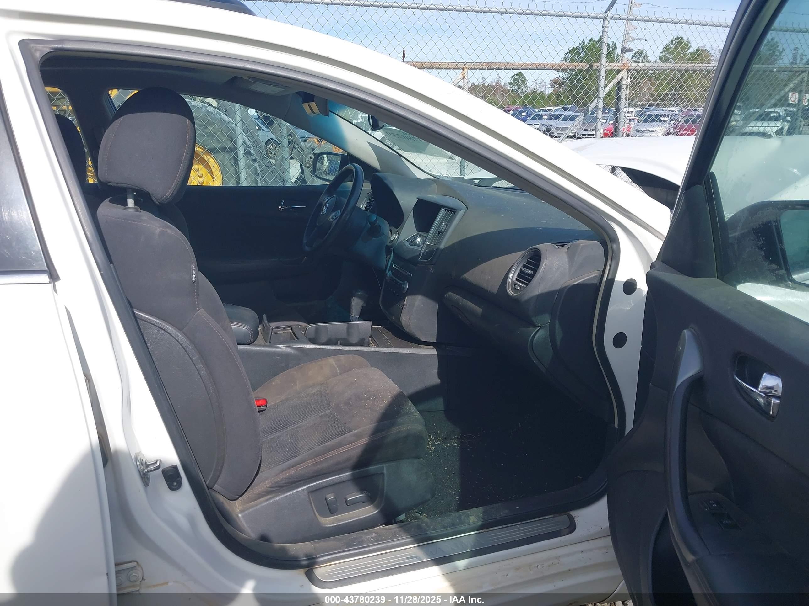 NISSAN MAXIMA image 5