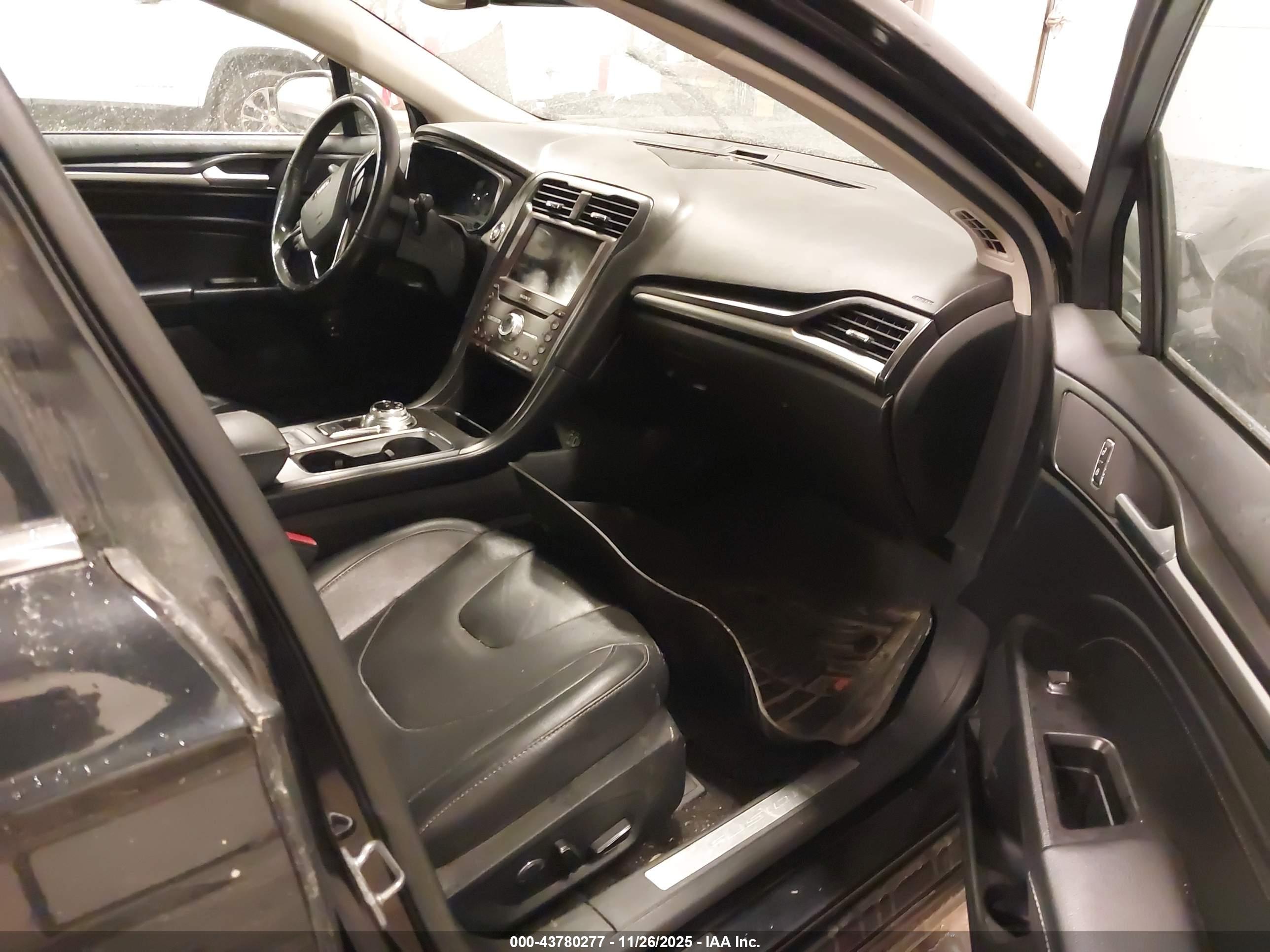 FORD FUSION image 5