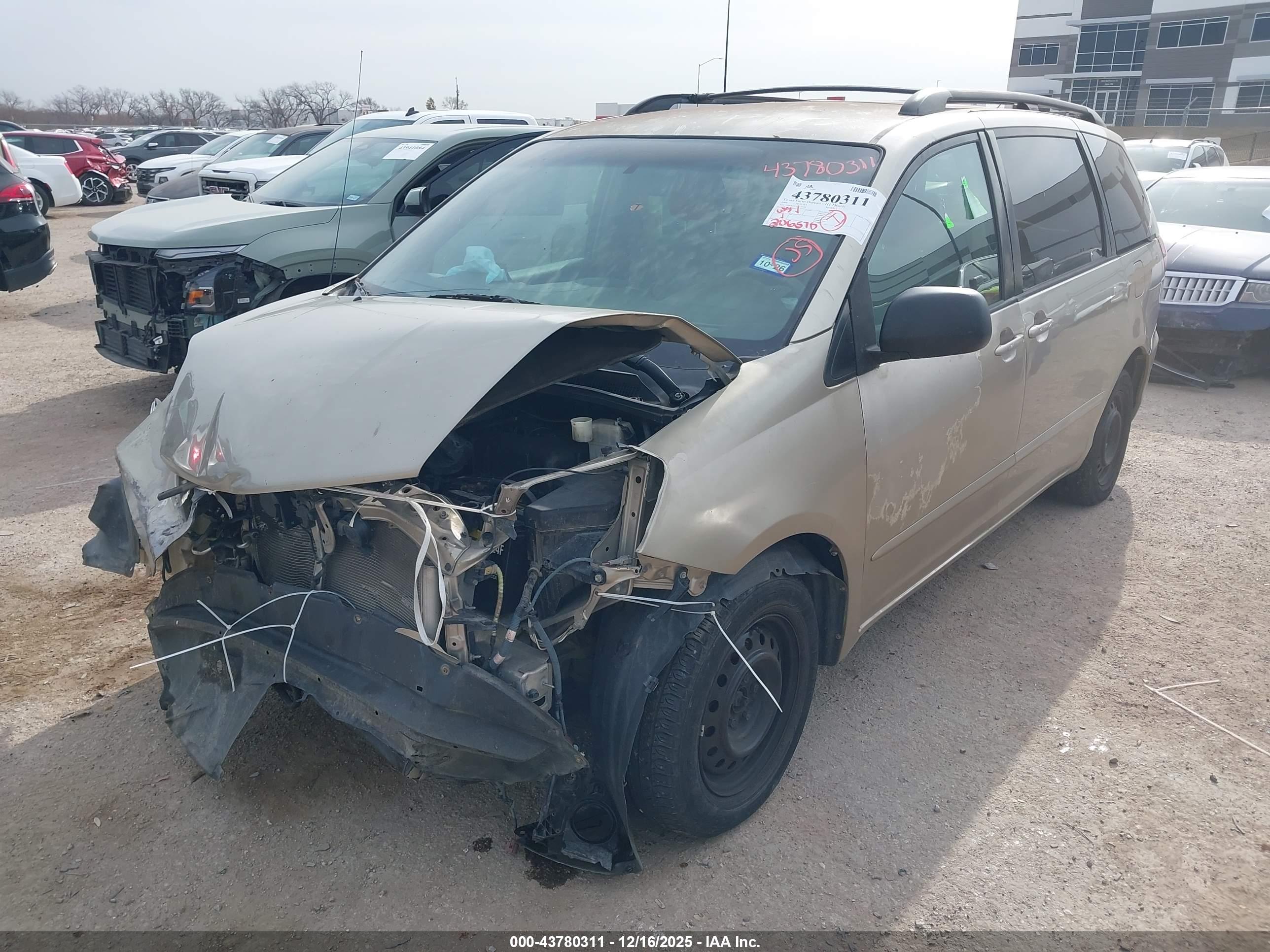 TOYOTA SIENNA image 2