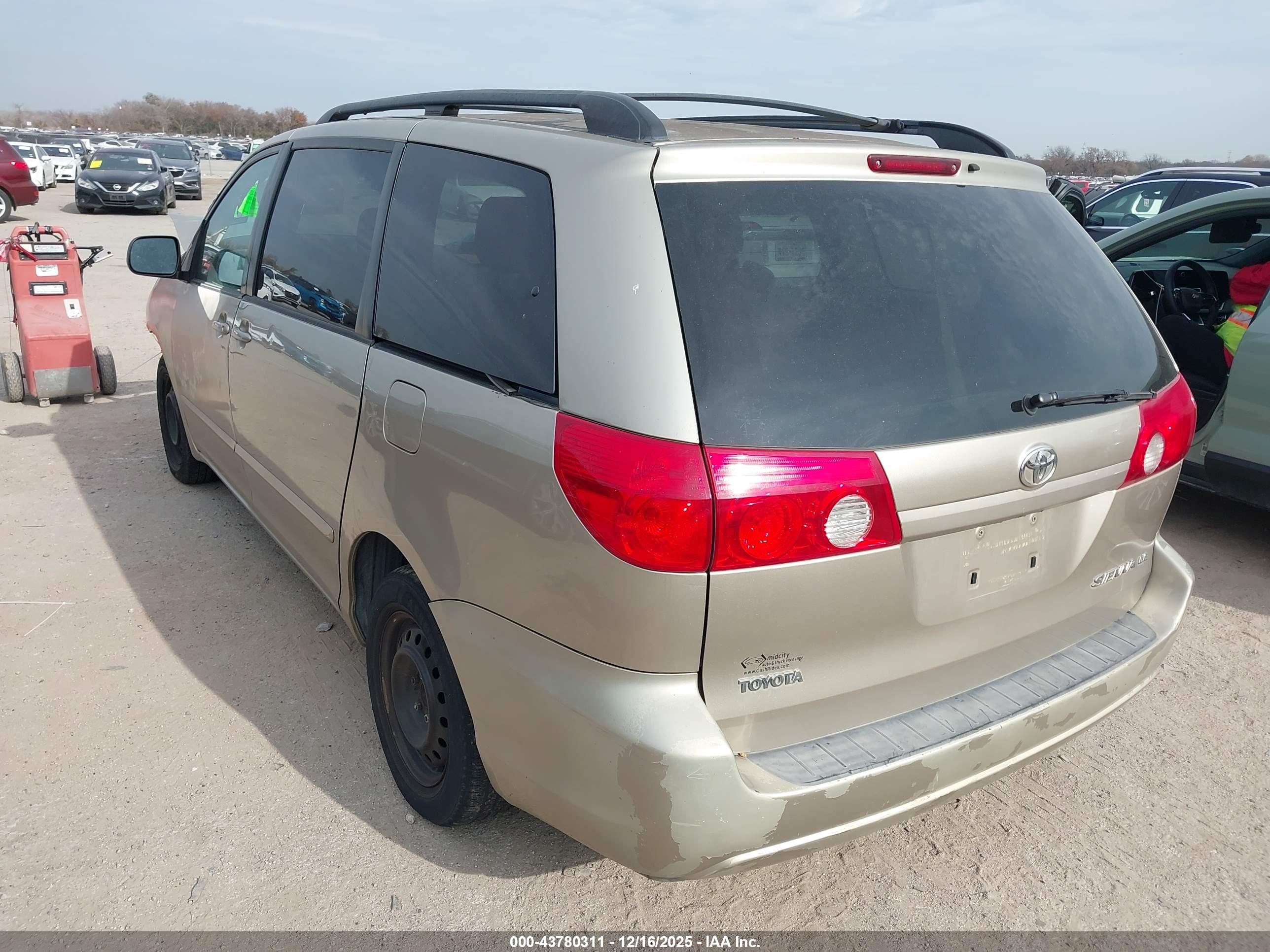 TOYOTA SIENNA image 3