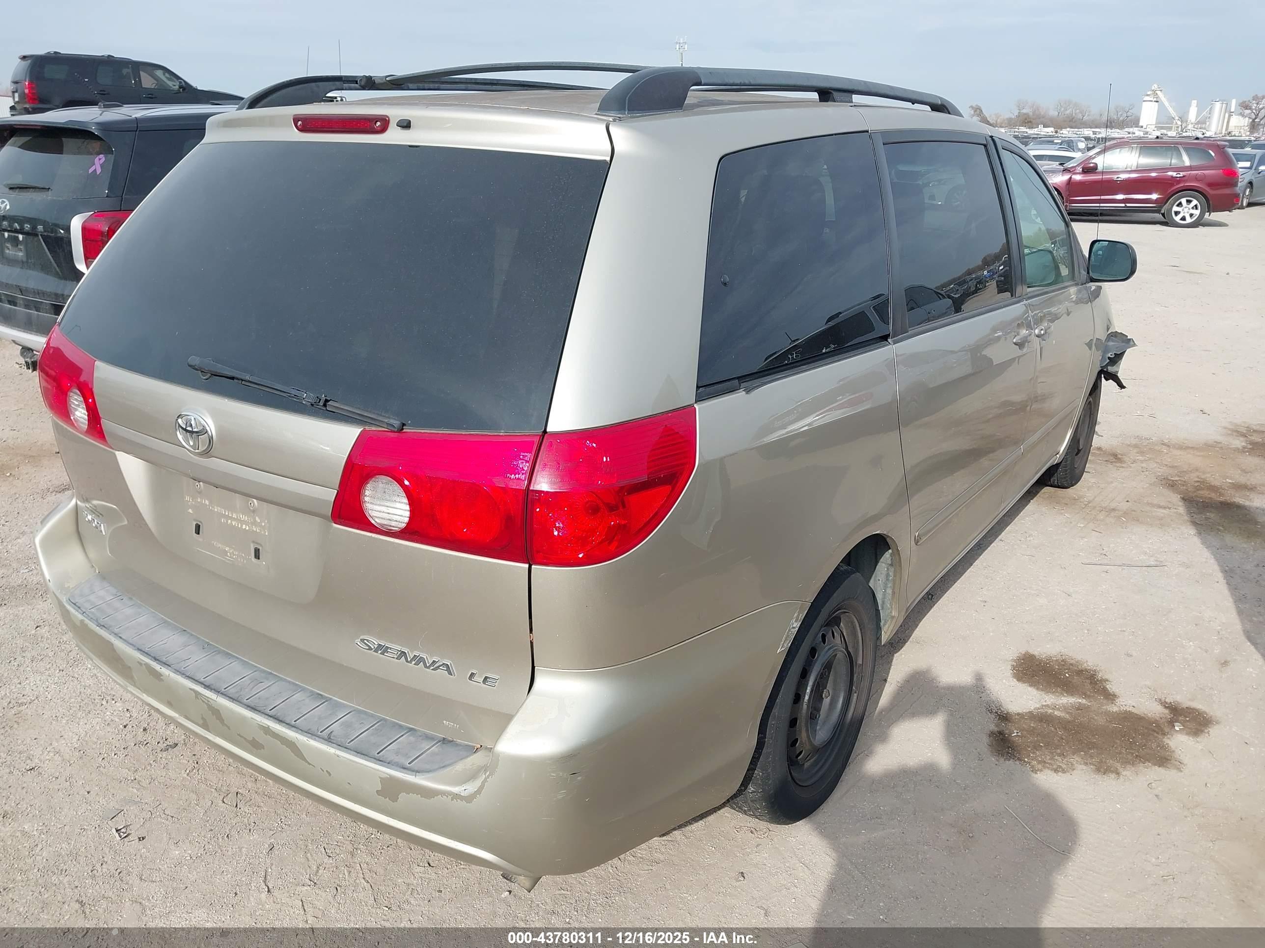 TOYOTA SIENNA image 4