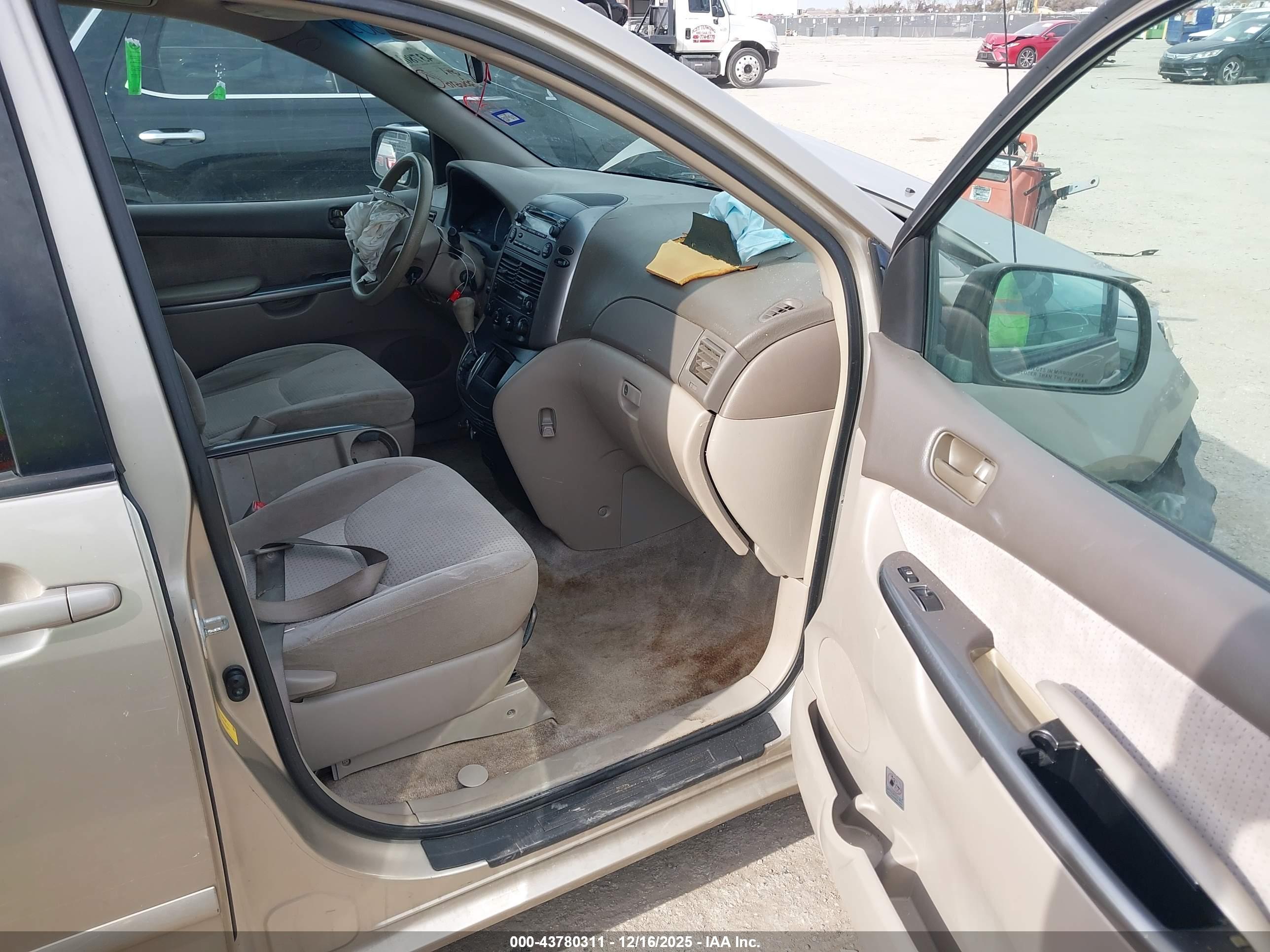 TOYOTA SIENNA image 5