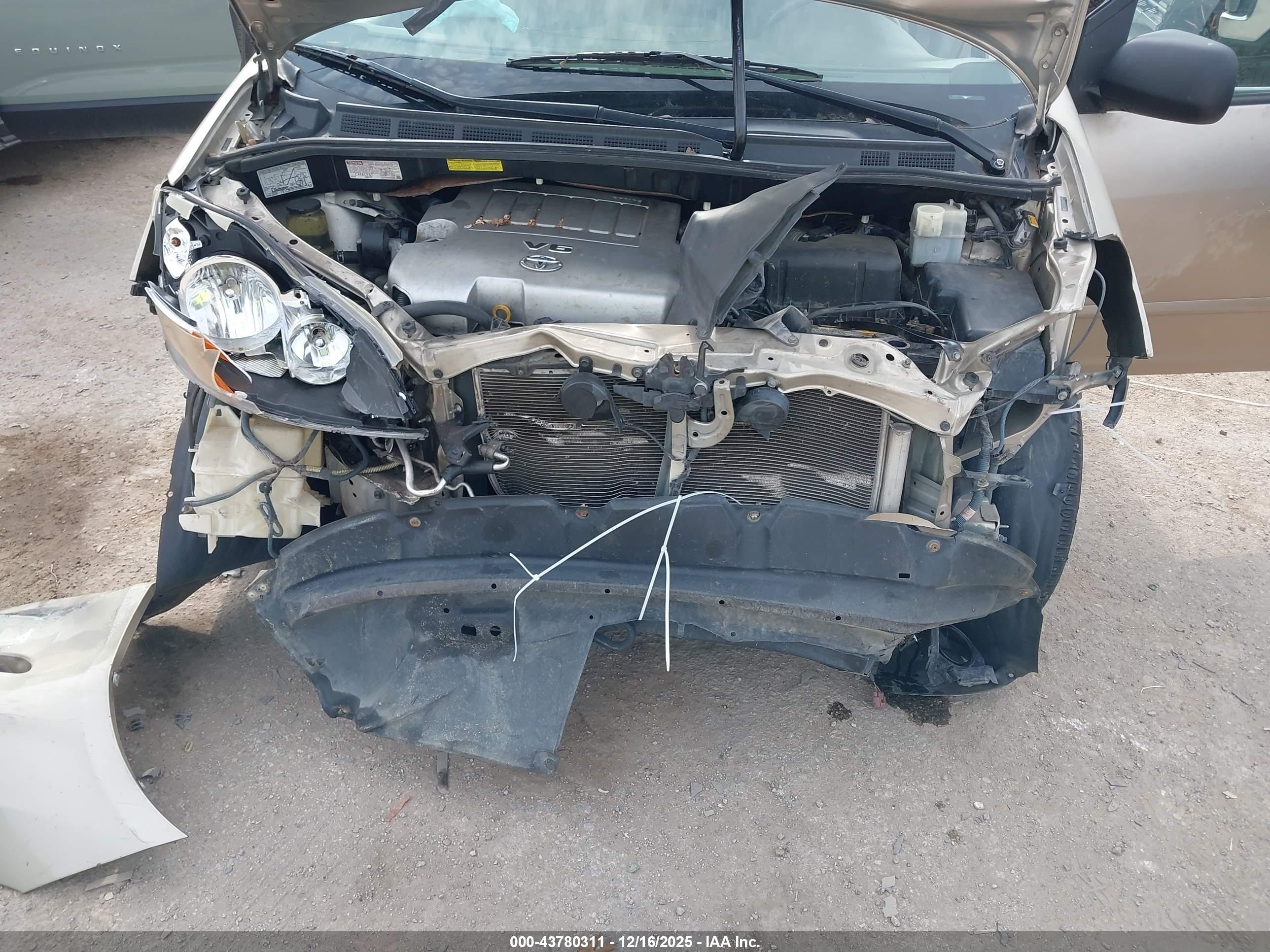 TOYOTA SIENNA image 6