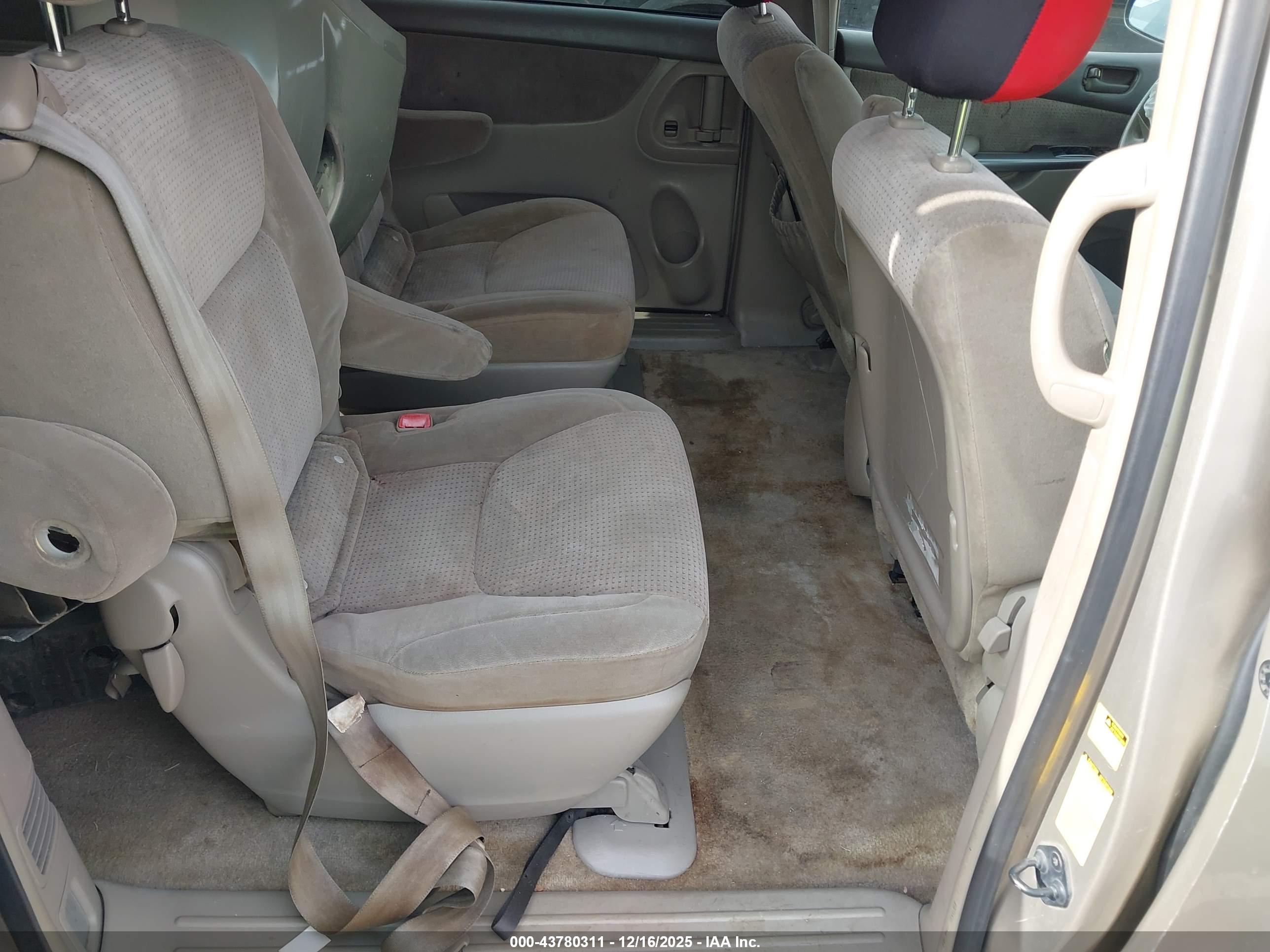 TOYOTA SIENNA image 8