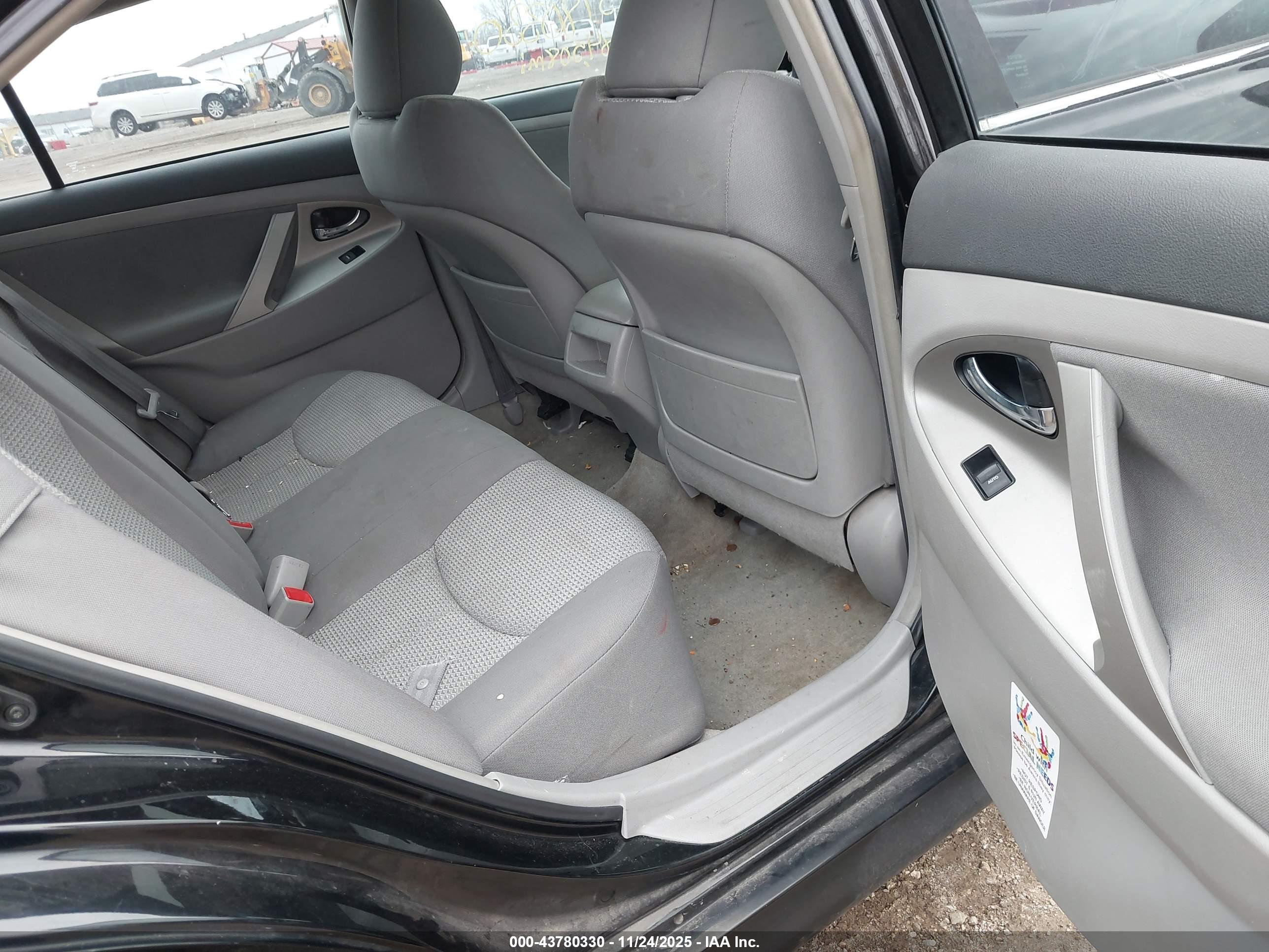 TOYOTA CAMRY image 8