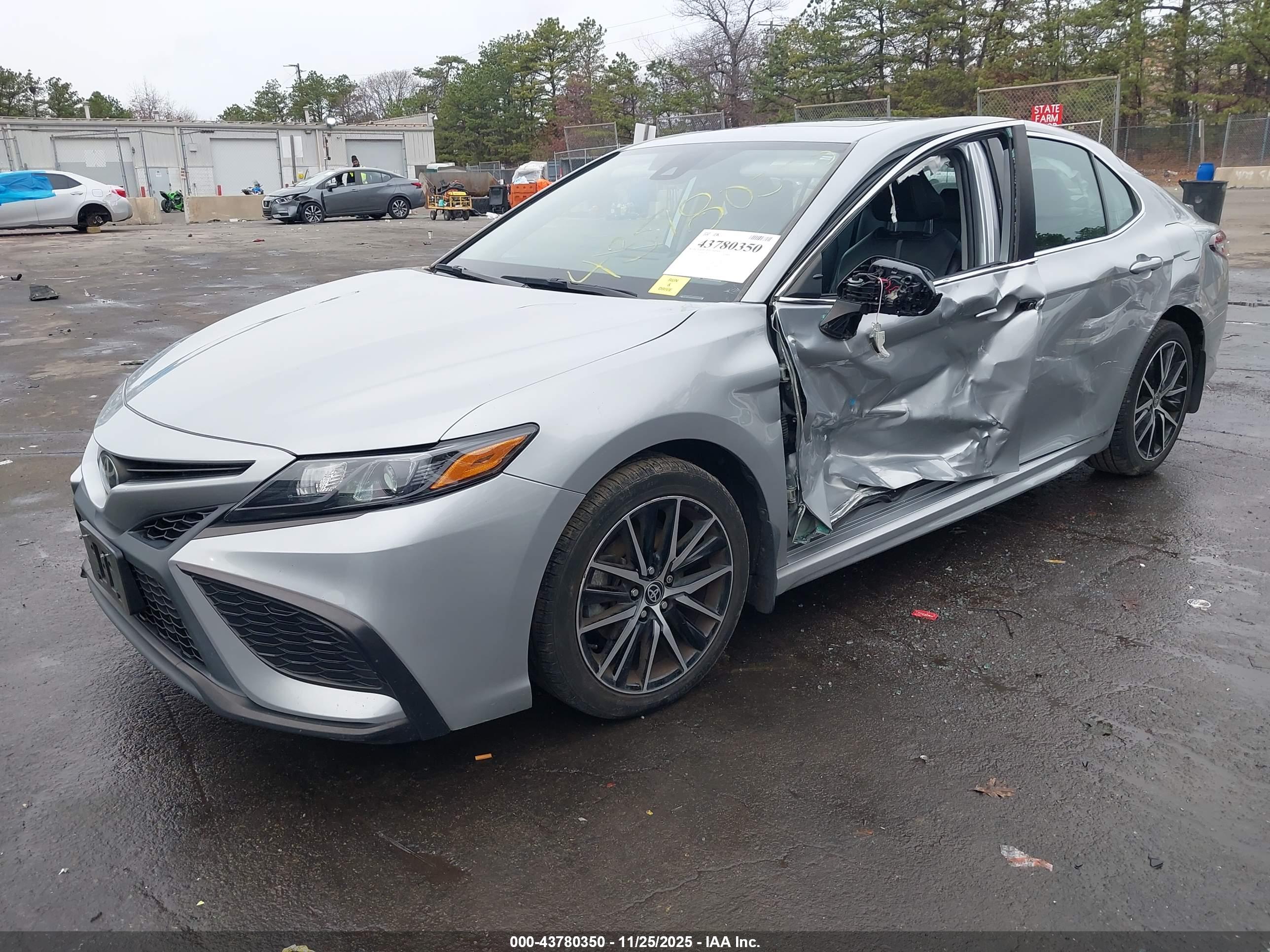 TOYOTA CAMRY image 2