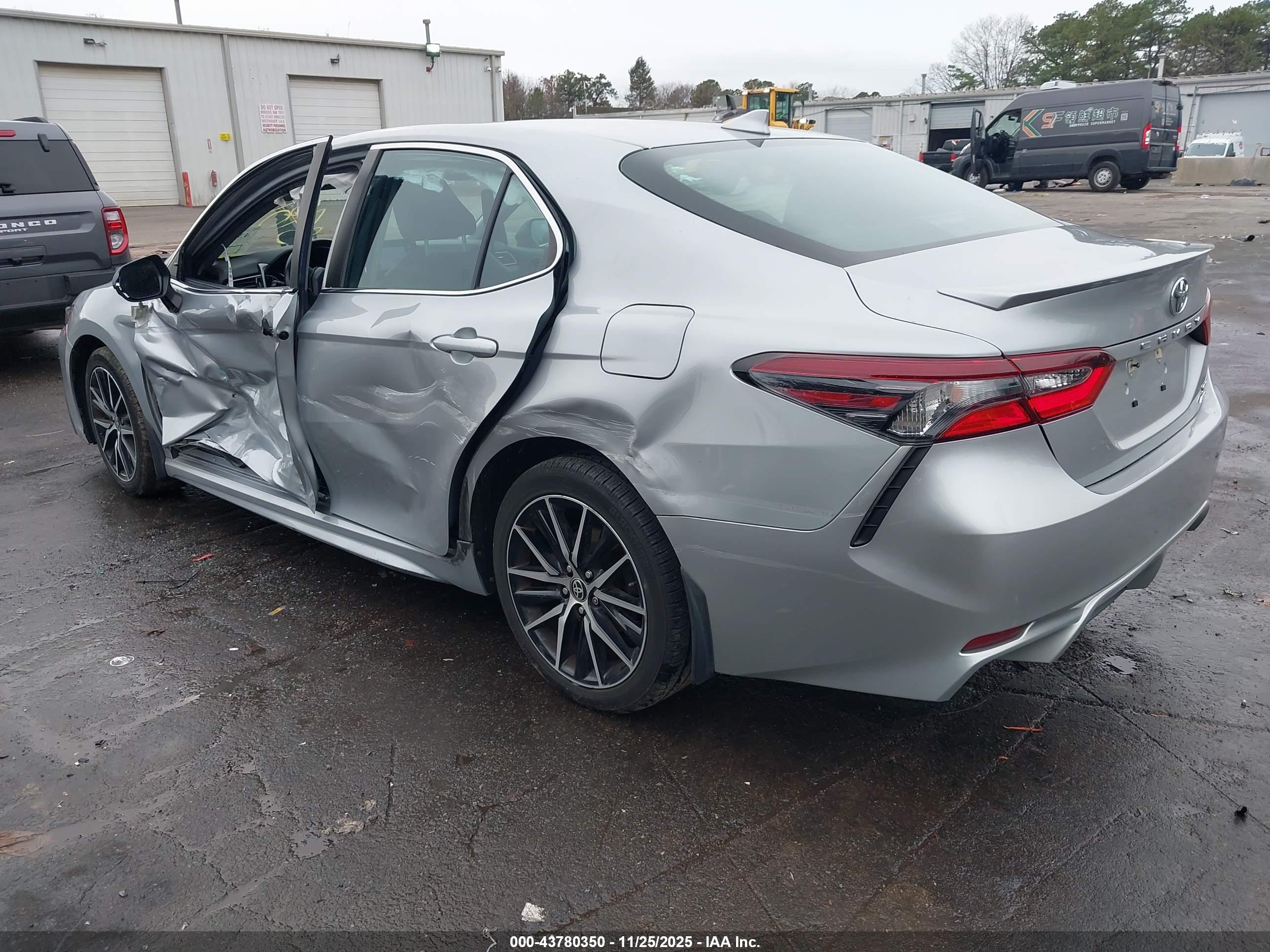 TOYOTA CAMRY image 3