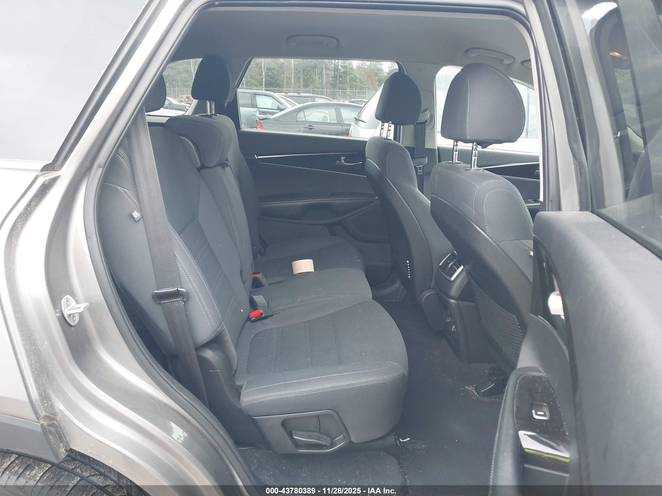 KIA SORENTO image 8